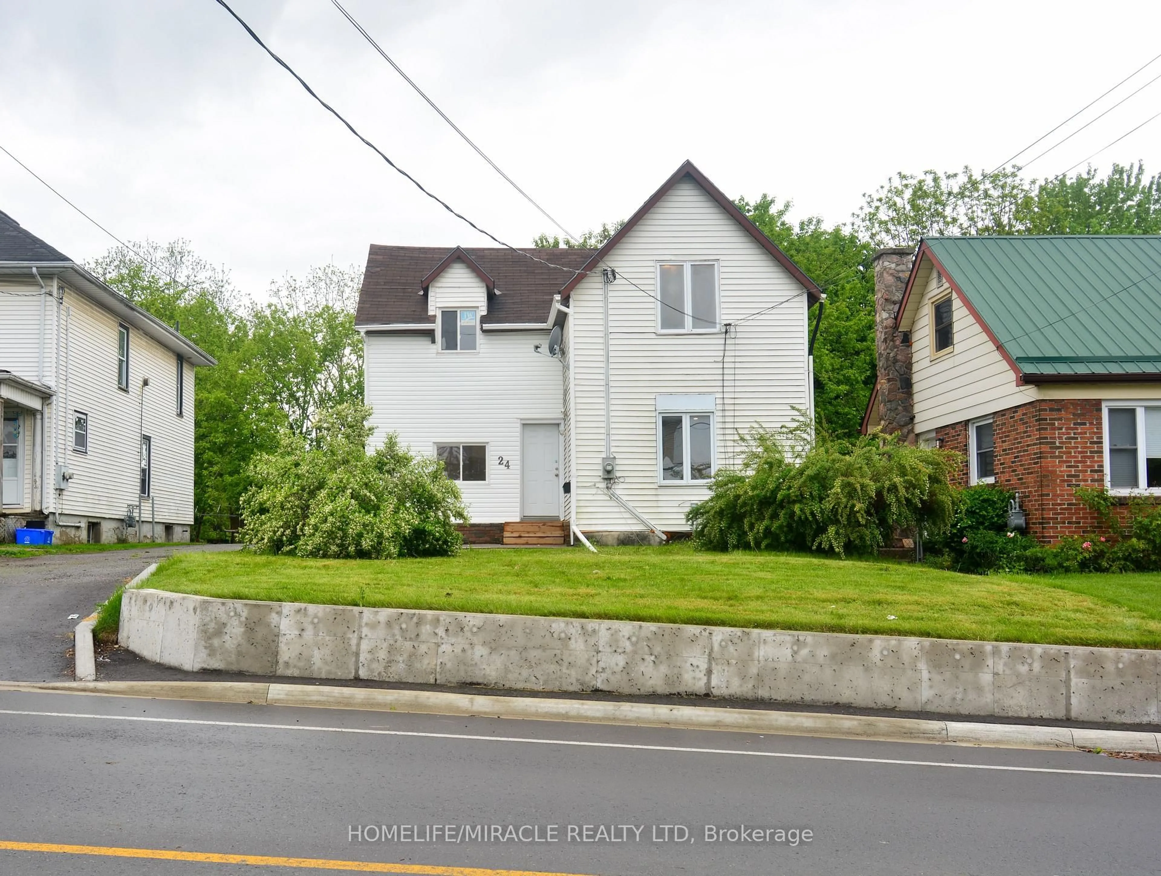 A pic from outside/outdoor area/front of a property/back of a property/a pic from drone, street for 24 Albion St, Belleville Ontario K8N 3R8
