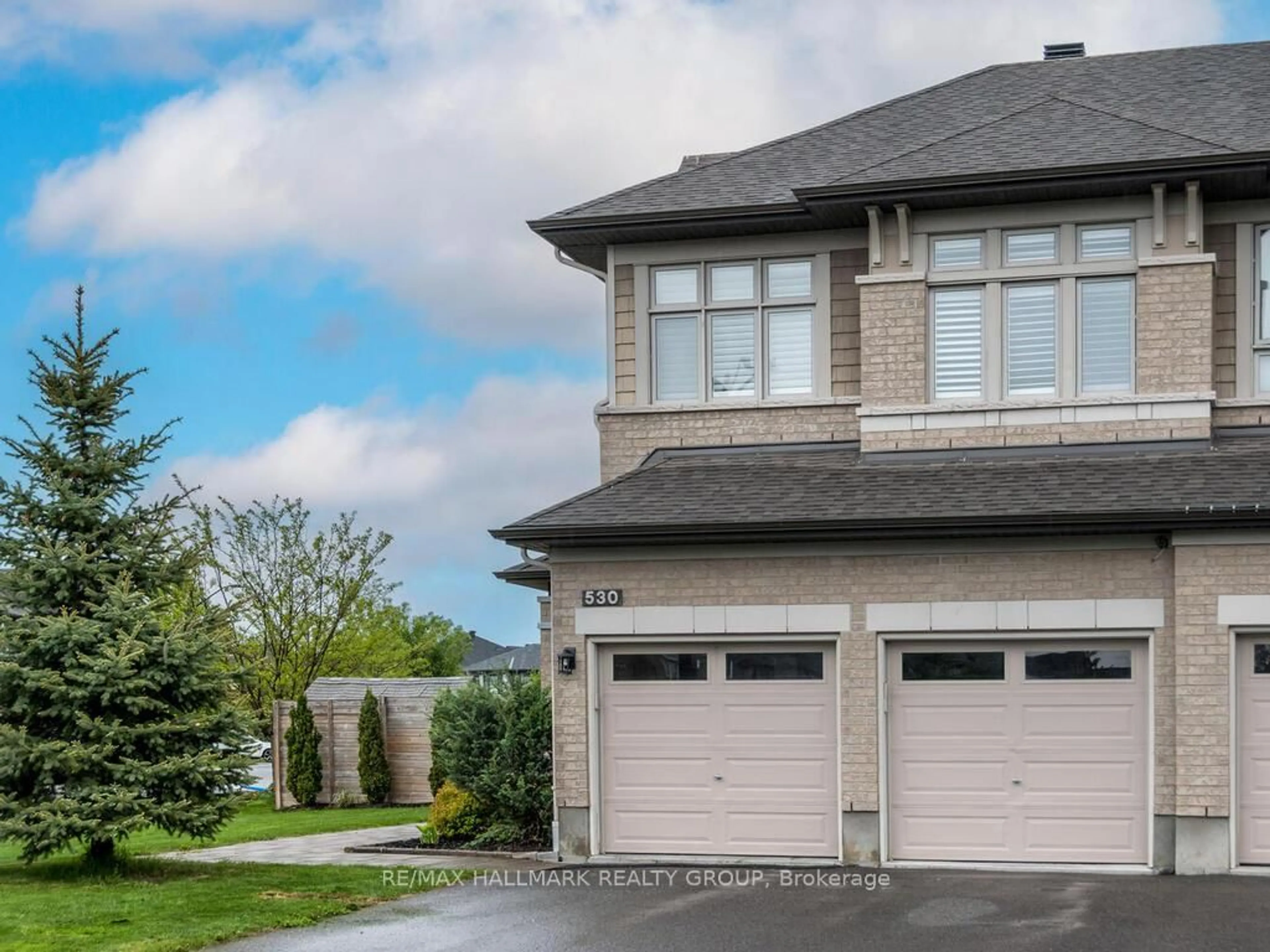 Home with vinyl exterior material, street for 530 Earnscliffe Grve, Ottawa Ontario K4M 0E1
