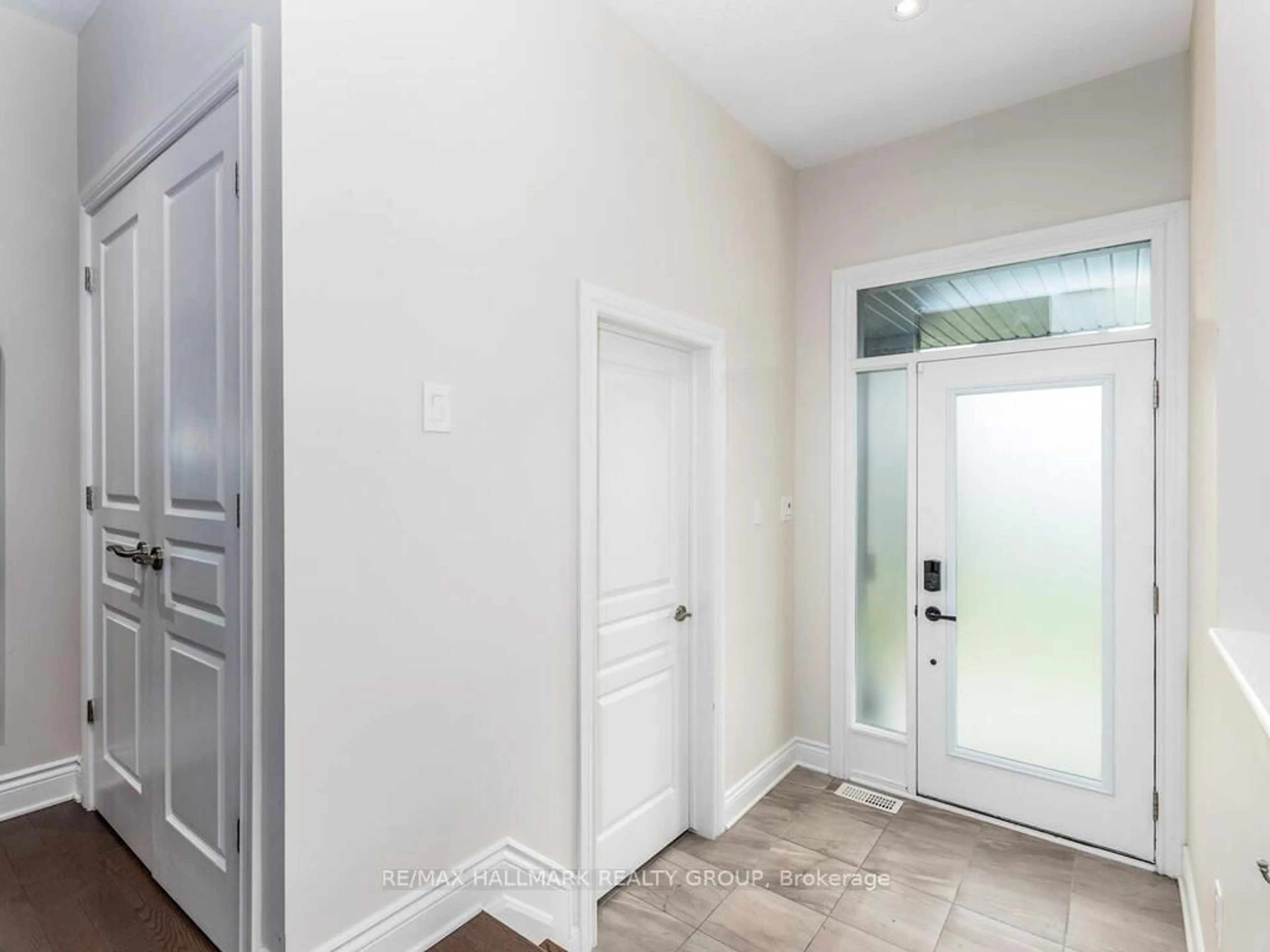 Indoor entryway for 530 Earnscliffe Grve, Ottawa Ontario K4M 0E1