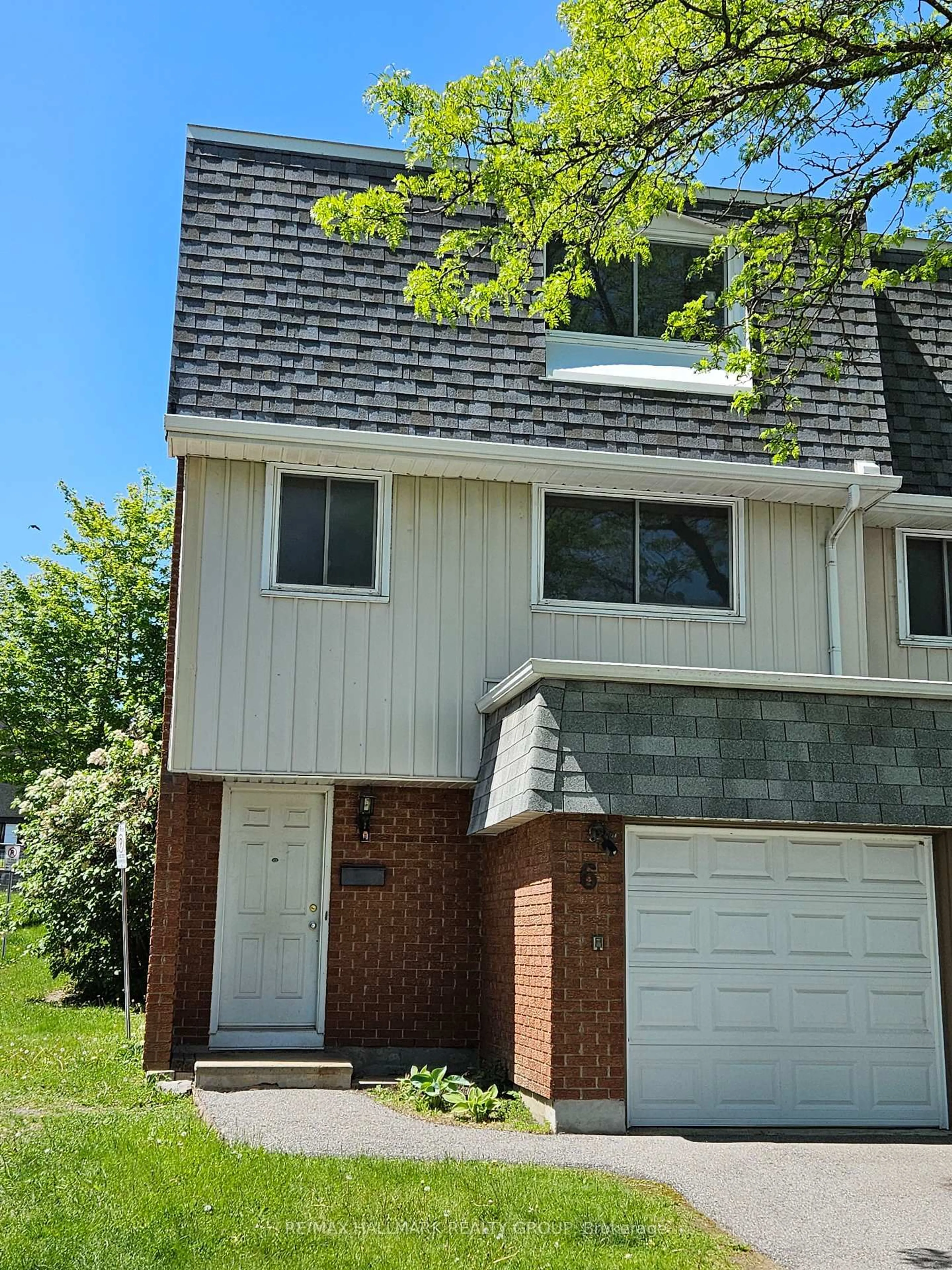 Home with vinyl exterior material, street for 2669 Southvale Cres #6, Ottawa Ontario K1B 4V2