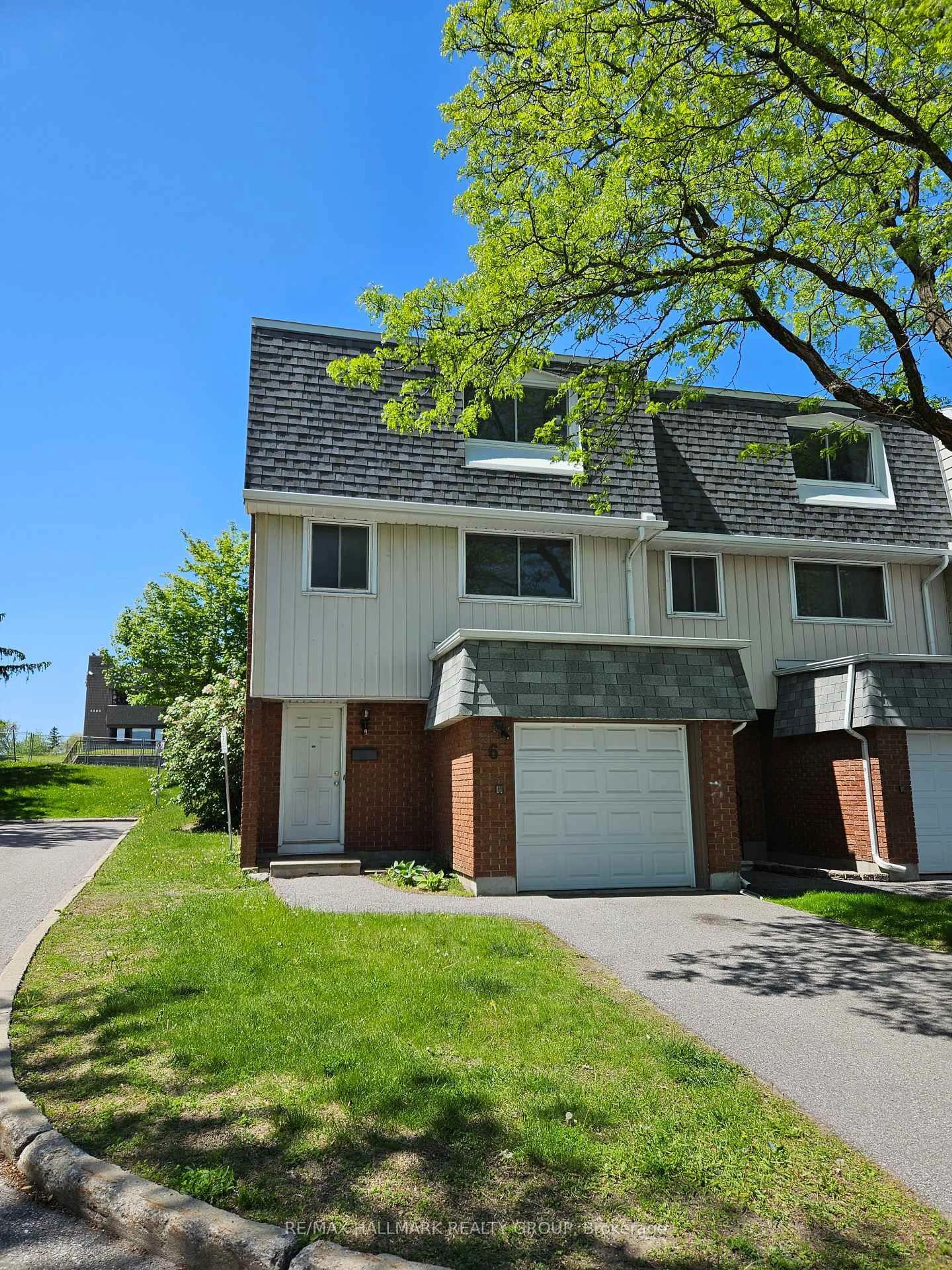 Home with vinyl exterior material, street for 2669 Southvale Cres #6, Ottawa Ontario K1B 4V2