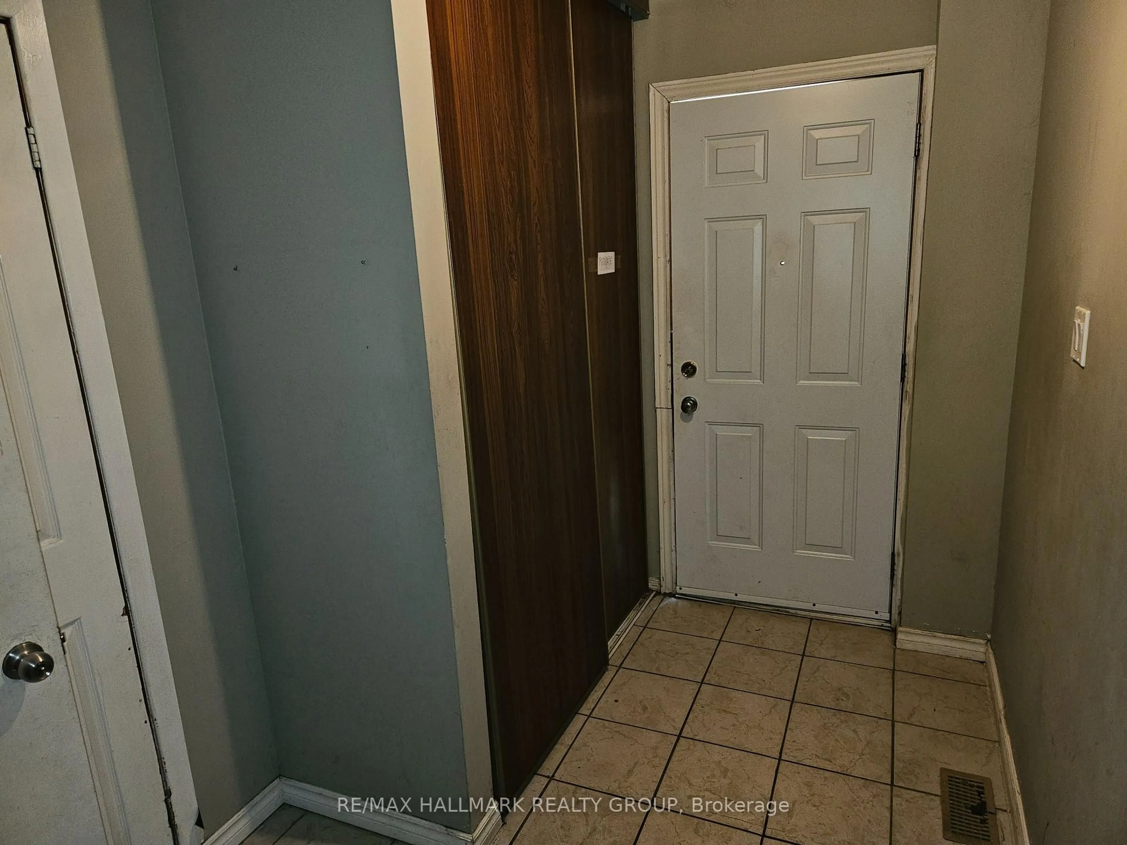 Indoor entryway for 2669 Southvale Cres #6, Ottawa Ontario K1B 4V2
