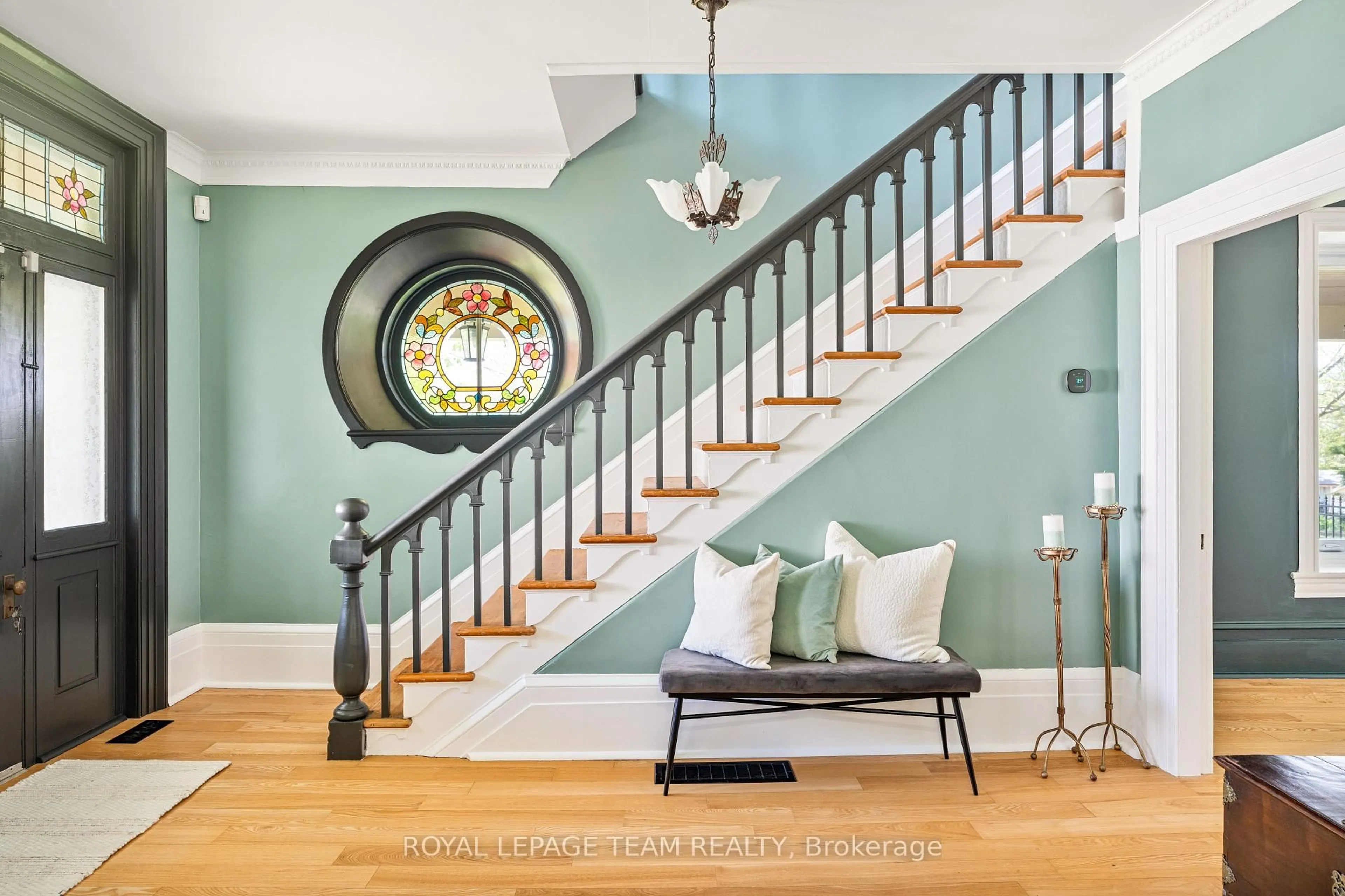 Indoor entryway for 142 Rideau St, Merrickville-Wolford Ontario K0G 1N0