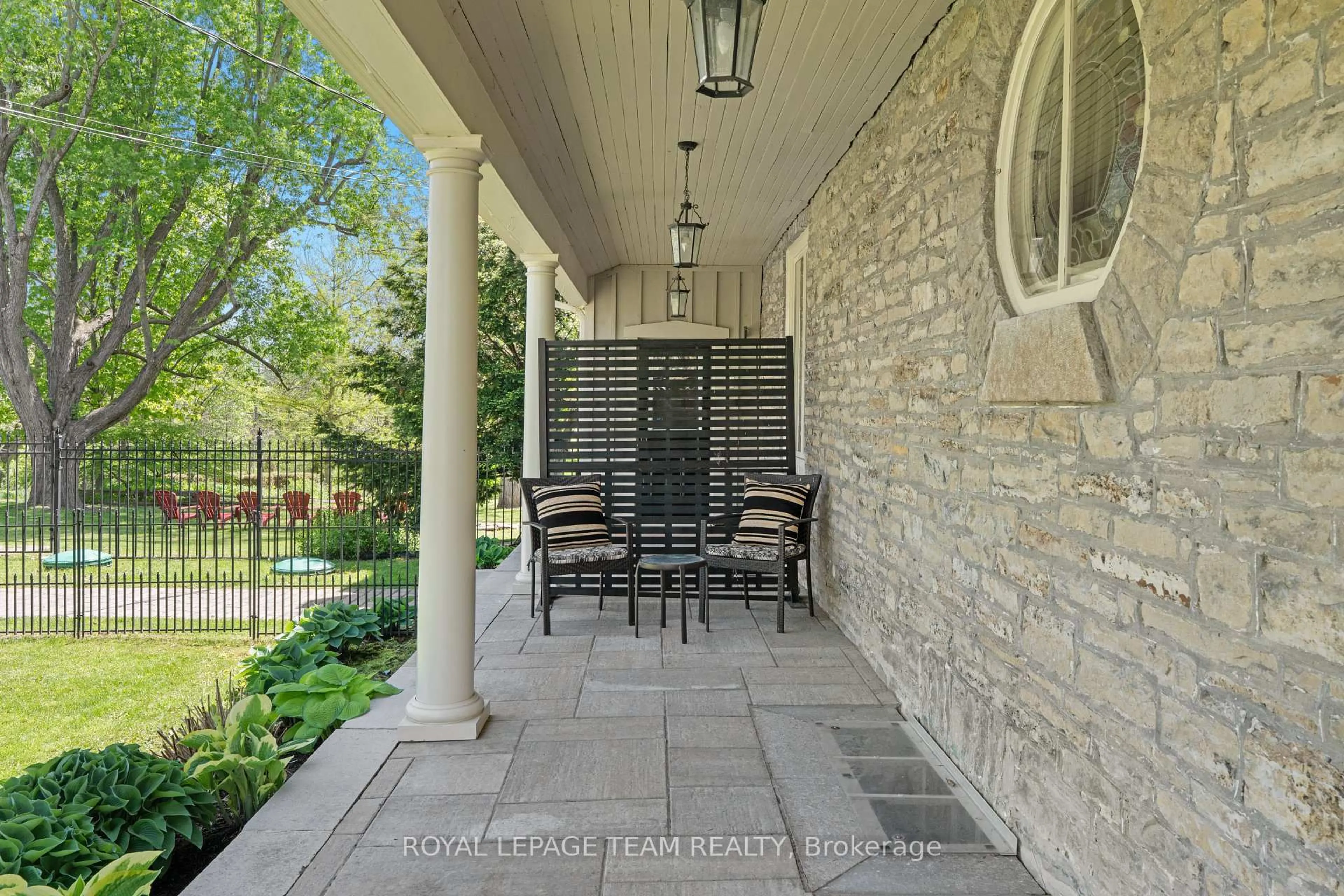Patio, street for 142 Rideau St, Merrickville-Wolford Ontario K0G 1N0