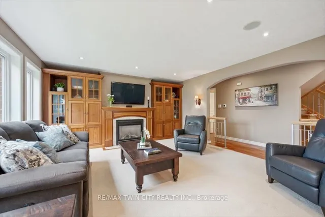 Additional property image - 572 Falconridge Cres