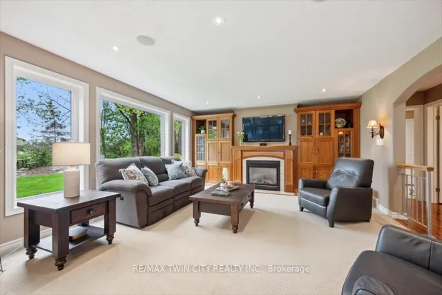 Additional property image - 572 Falconridge Cres