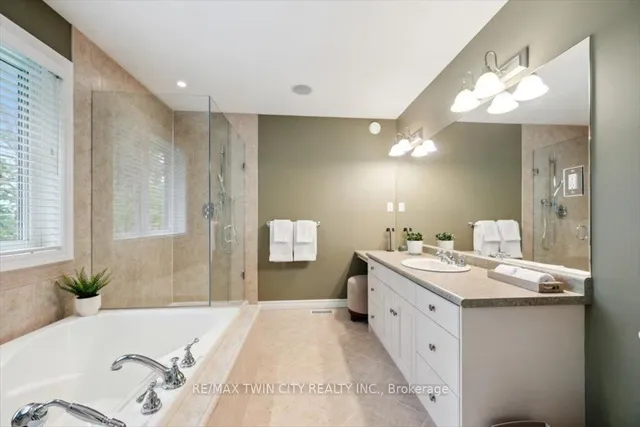 Additional property image - 572 Falconridge Cres