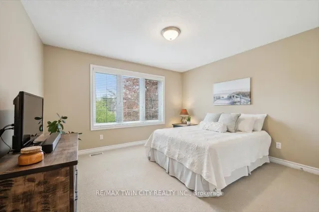 Additional property image - 572 Falconridge Cres