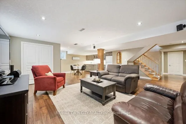 Additional property image - 572 Falconridge Cres
