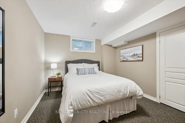 Additional property image - 572 Falconridge Cres