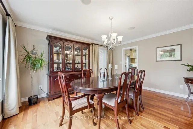 Additional property image - 572 Falconridge Cres