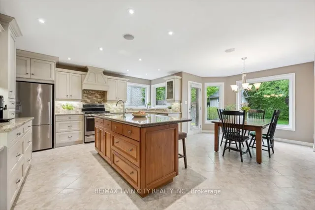 Additional property image - 572 Falconridge Cres