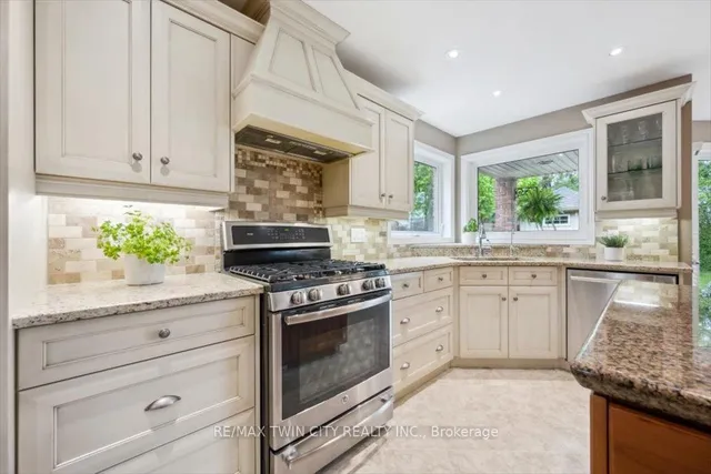Additional property image - 572 Falconridge Cres