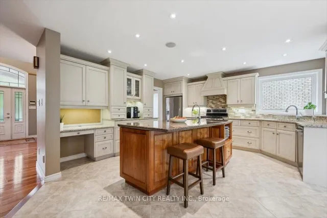 Additional property image - 572 Falconridge Cres