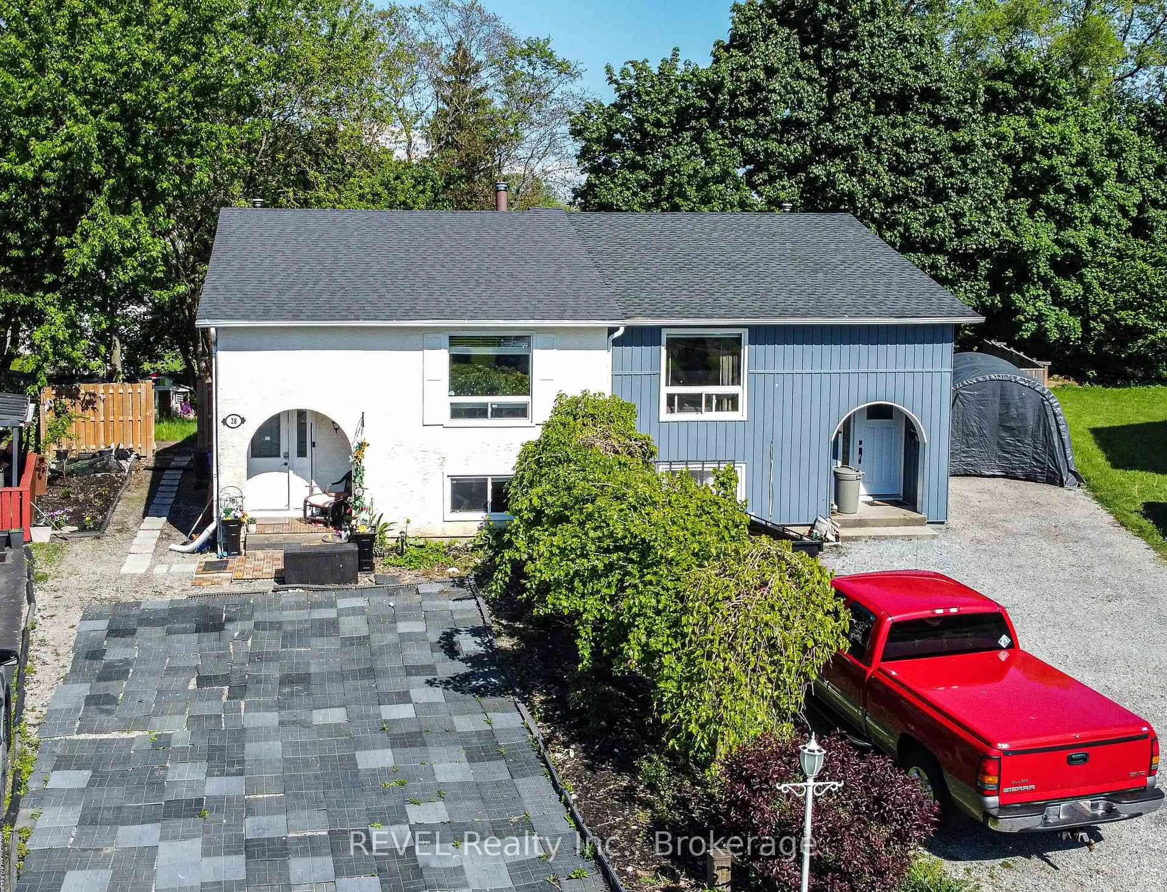 A pic from outside/outdoor area/front of a property/back of a property/a pic from drone, street for 28 Dodds Crt, Fort Erie Ontario L2A 5Z2