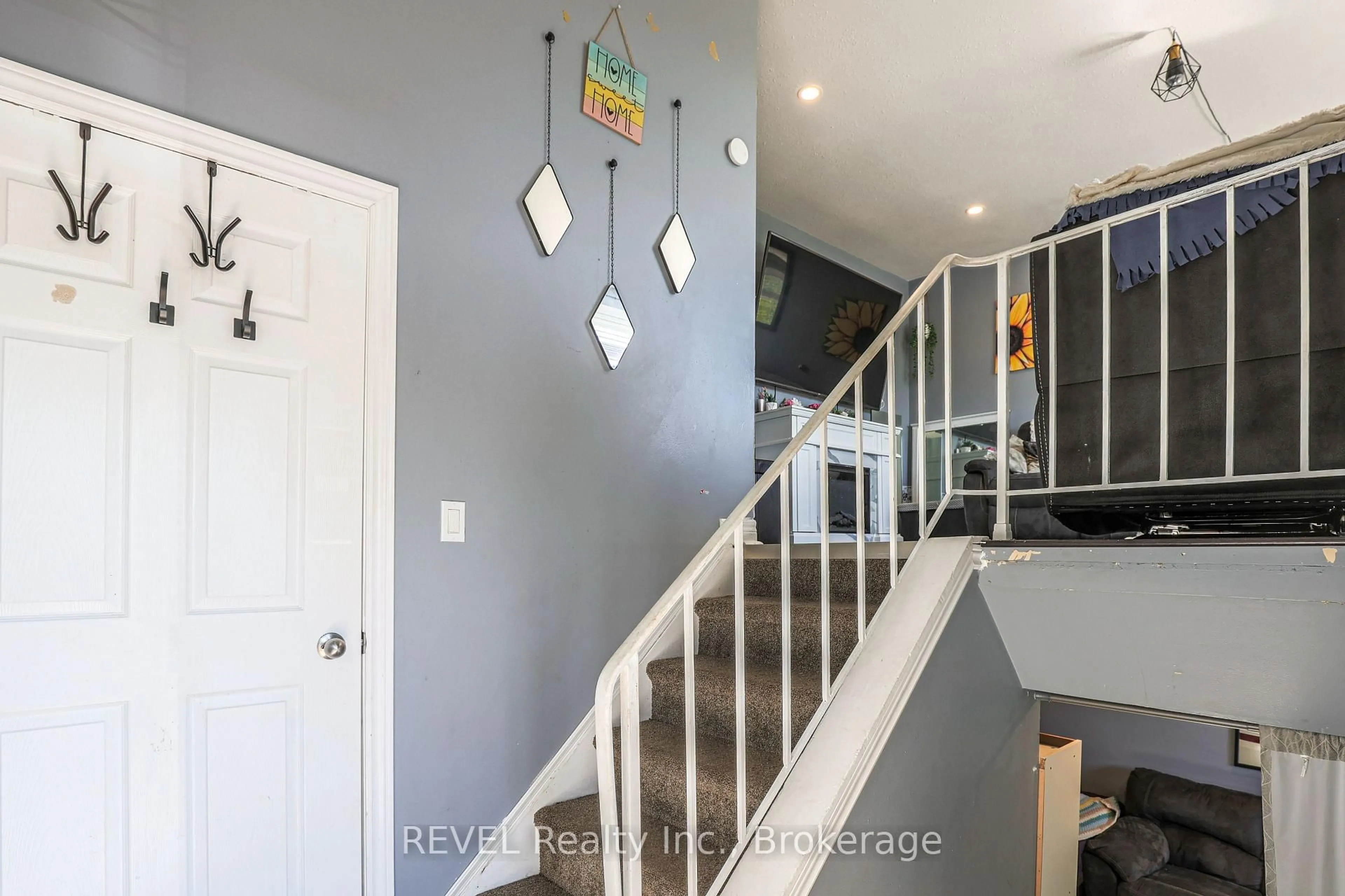 Indoor entryway for 28 Dodds Crt, Fort Erie Ontario L2A 5Z2