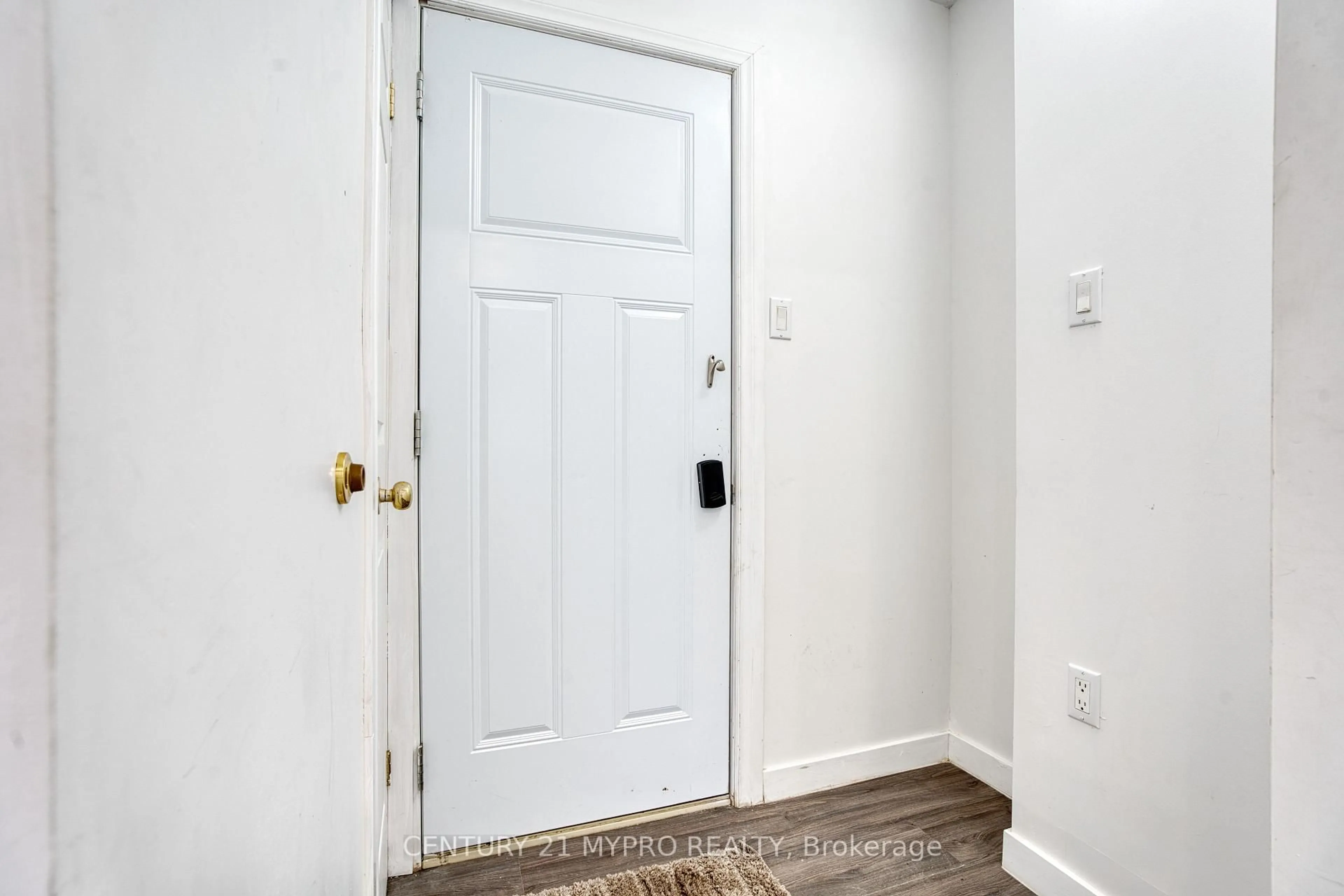 Indoor entryway for 42 Irwin St, London North Ontario N6G 1C8
