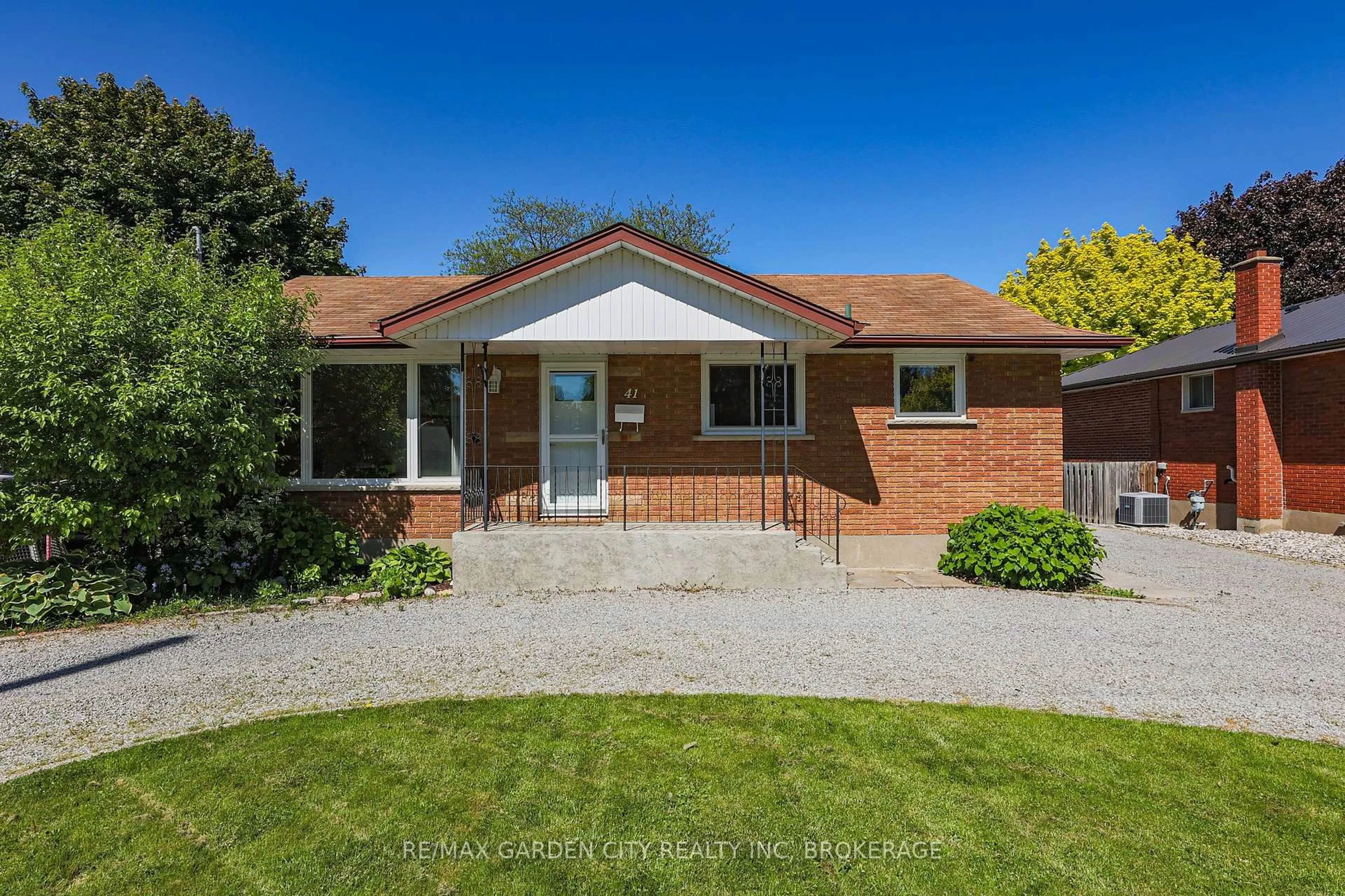 Home with brick exterior material, street for 41 Howard Ave, St. Catharines Ontario L2N 3W8