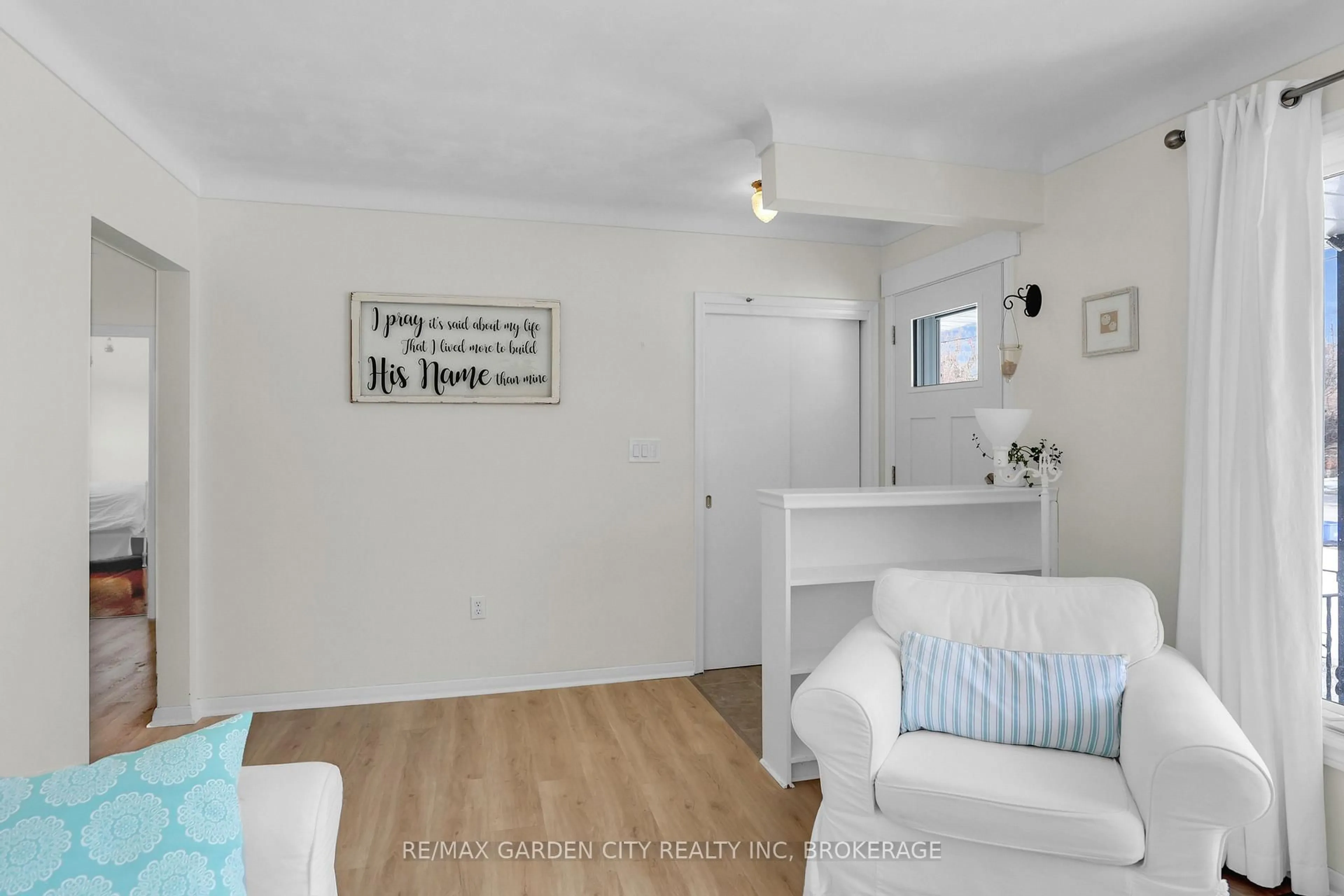 Living room with furniture, unknown for 41 Howard Ave, St. Catharines Ontario L2N 3W8