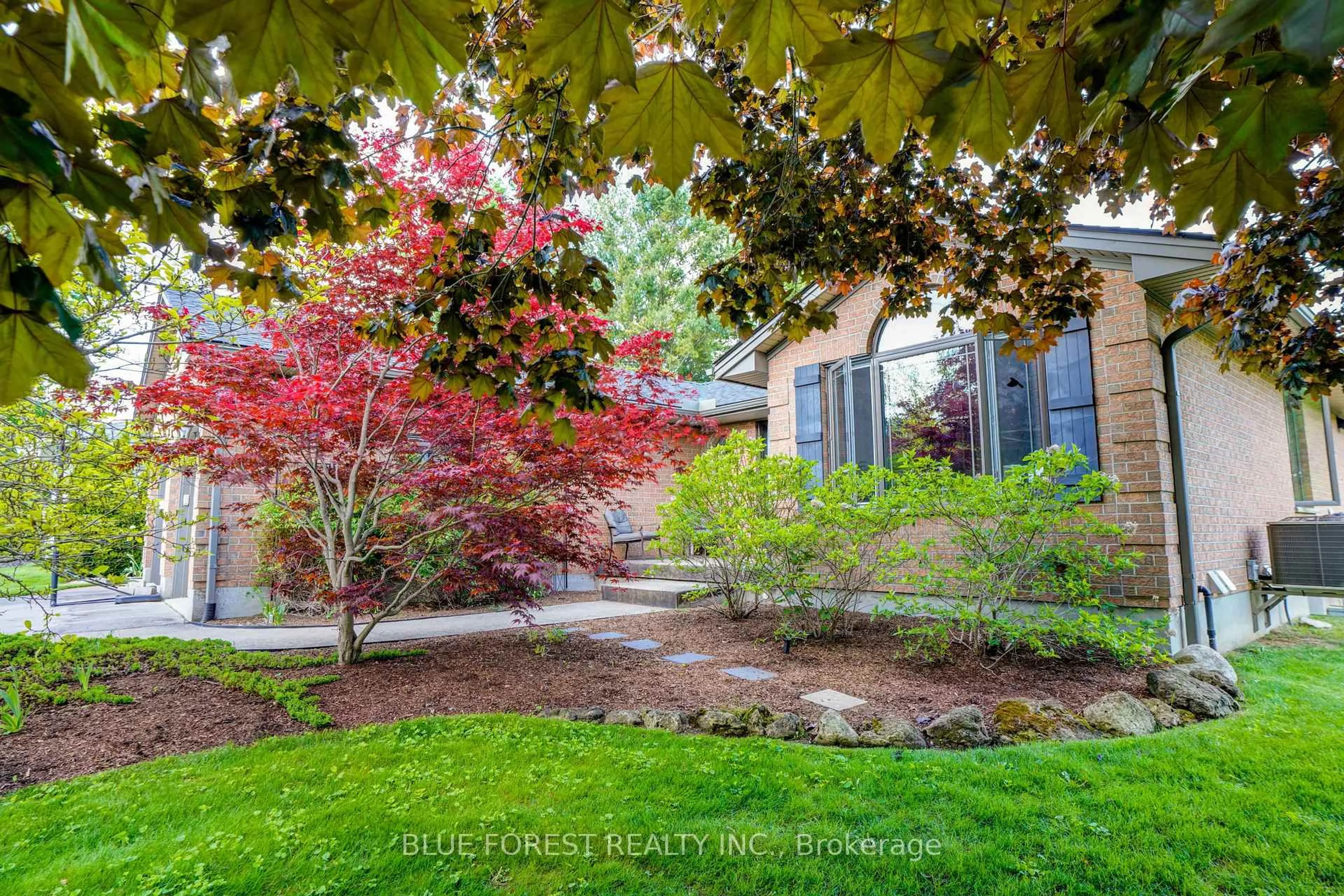 Patio, street for 22 Village Gate Cres, Thames Centre Ontario N0L 1G3