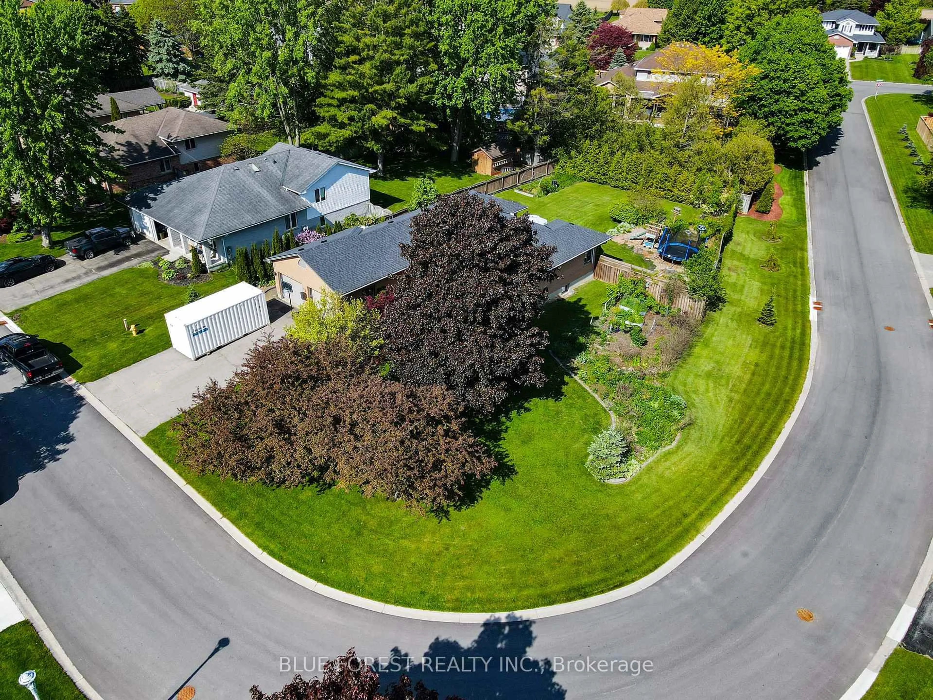 A pic from outside/outdoor area/front of a property/back of a property/a pic from drone, street for 22 Village Gate Cres, Thames Centre Ontario N0L 1G3