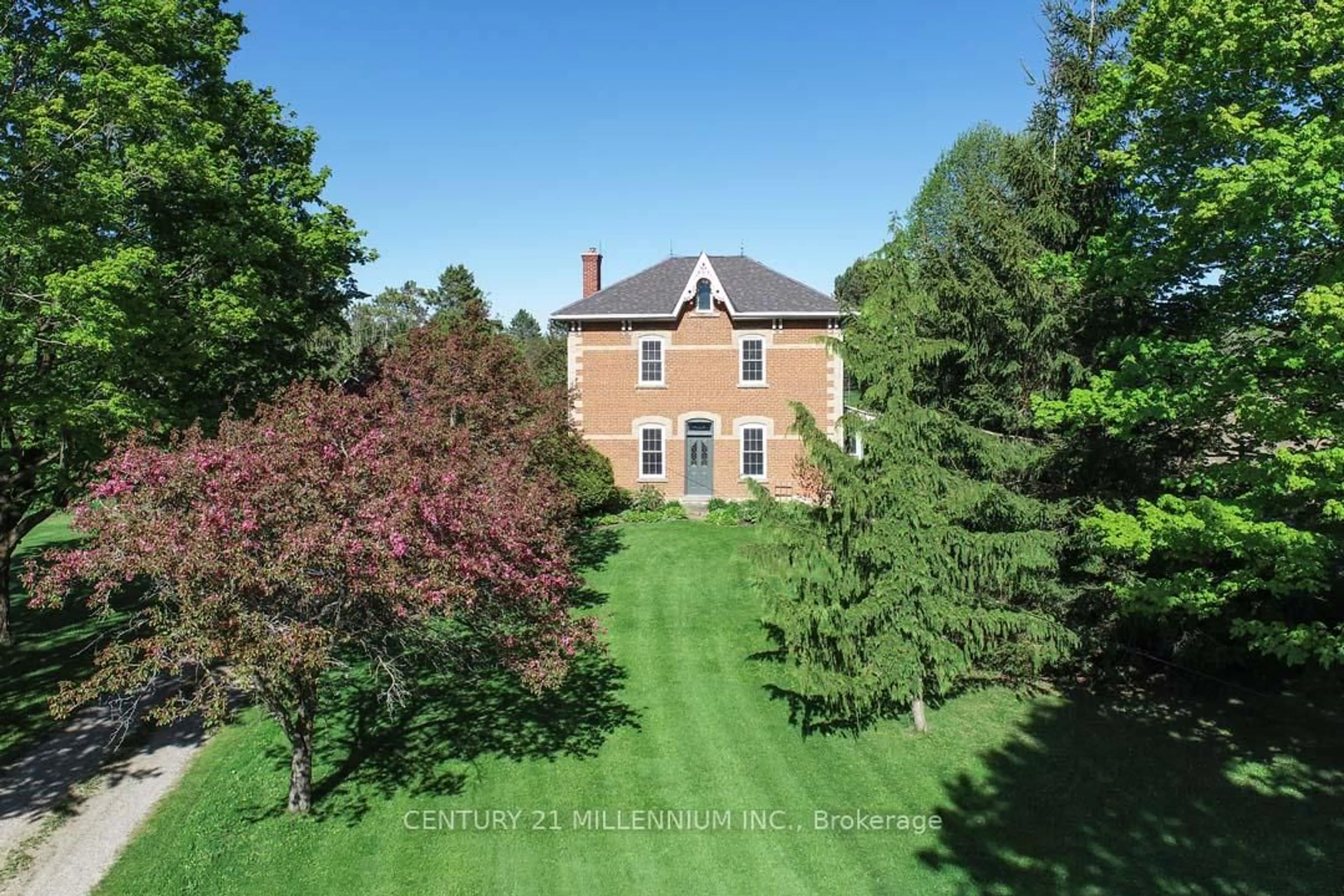 A pic from outside/outdoor area/front of a property/back of a property/a pic from drone, building for 753333 2nd Line Ehs, Mono Ontario L9W 5W5