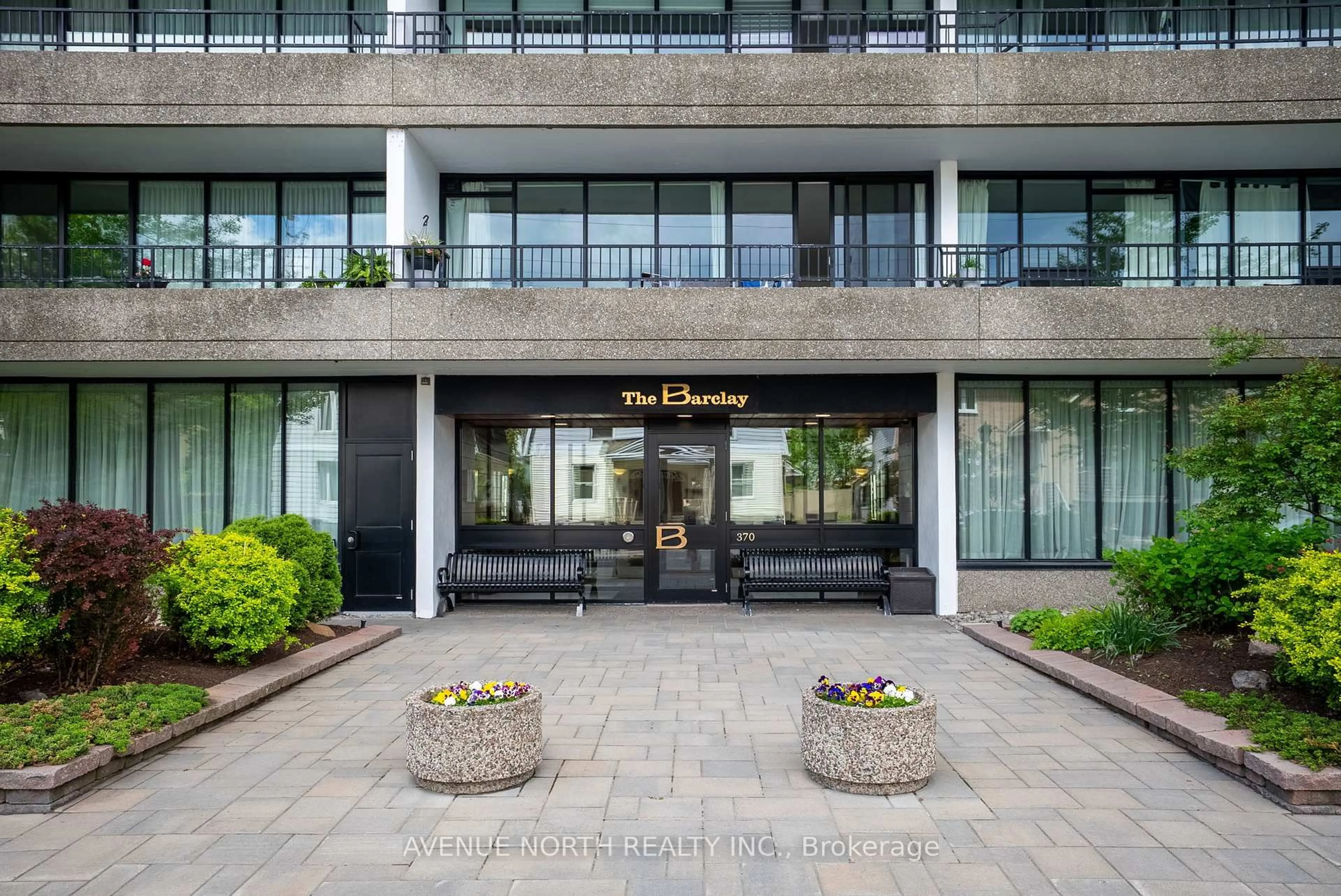Indoor foyer for 370 Dominion Ave #706, Ottawa Ontario K2A 3X4