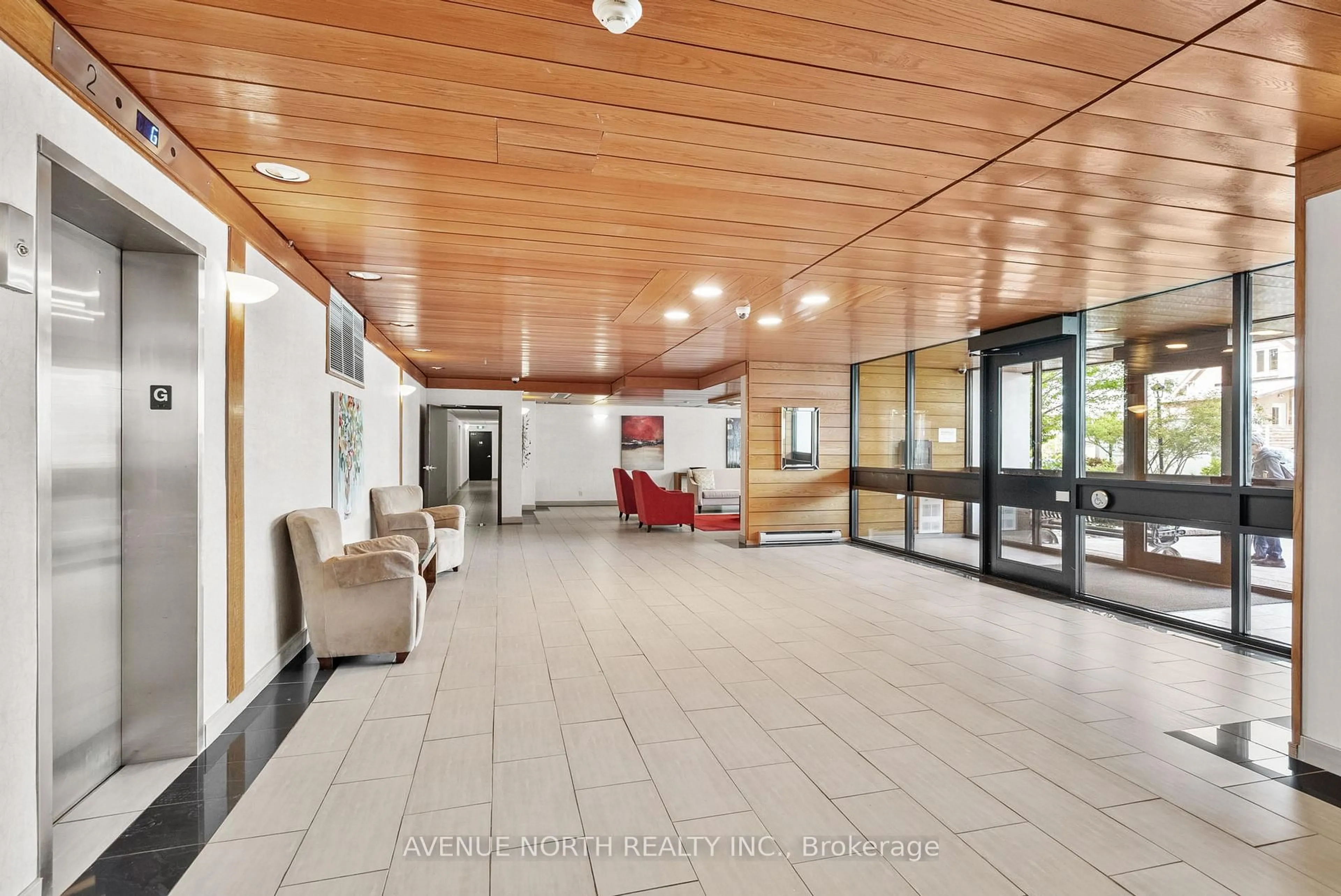 Indoor foyer for 370 Dominion Ave #706, Ottawa Ontario K2A 3X4