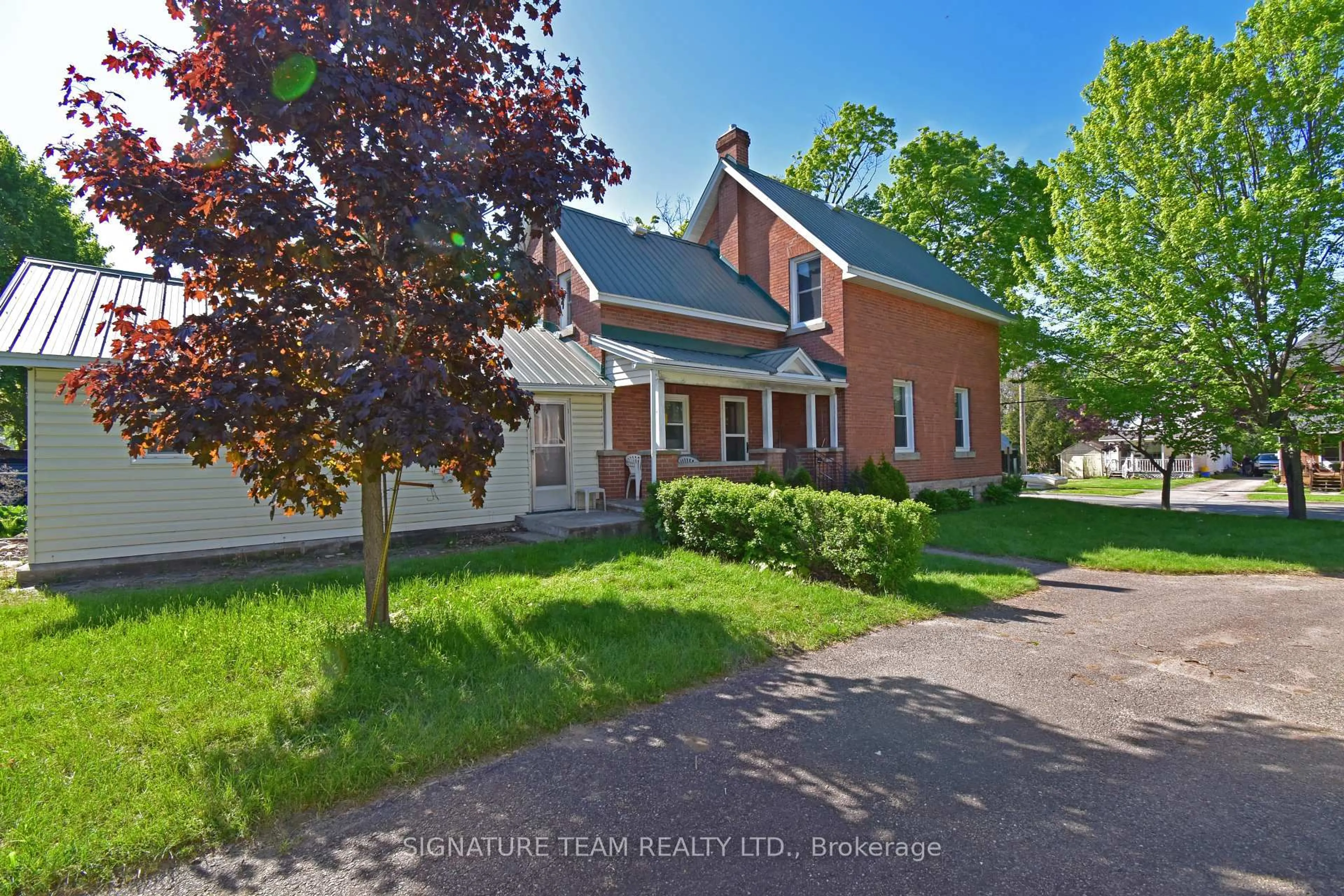 A pic from outside/outdoor area/front of a property/back of a property/a pic from drone, street for 568 Mary St, Pembroke Ontario K8A 5X3