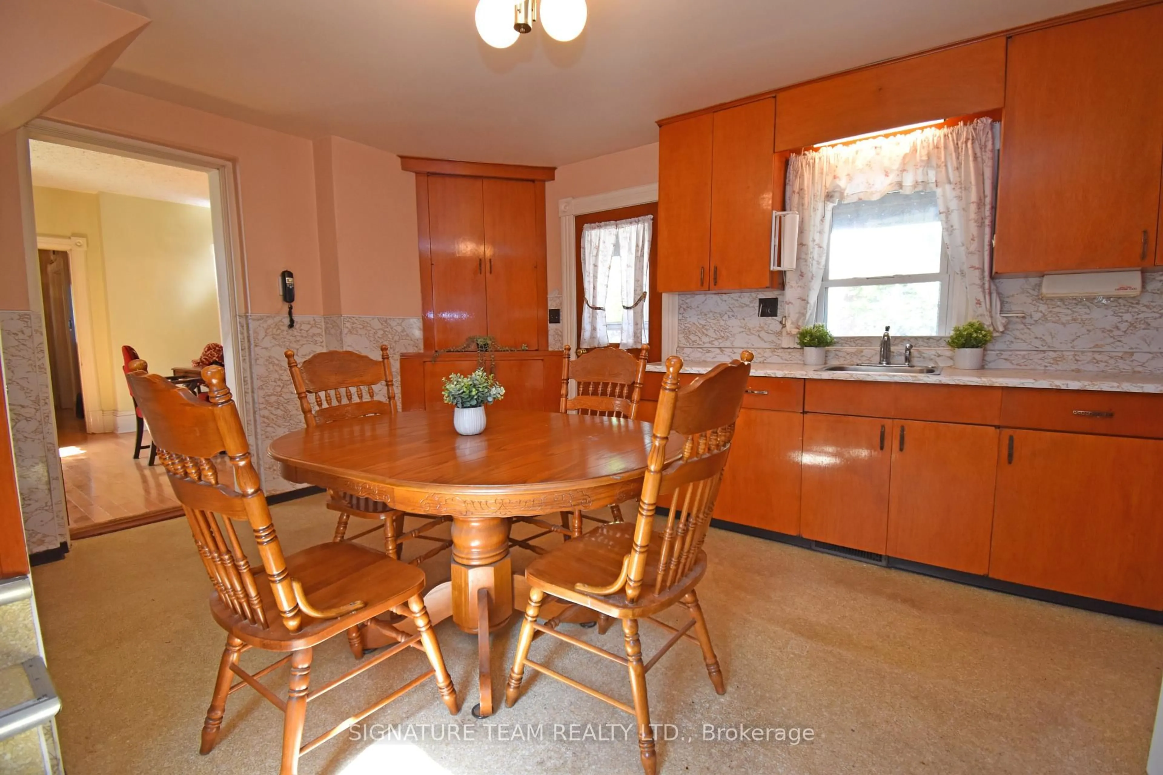 Dining room, unknown for 568 Mary St, Pembroke Ontario K8A 5X3