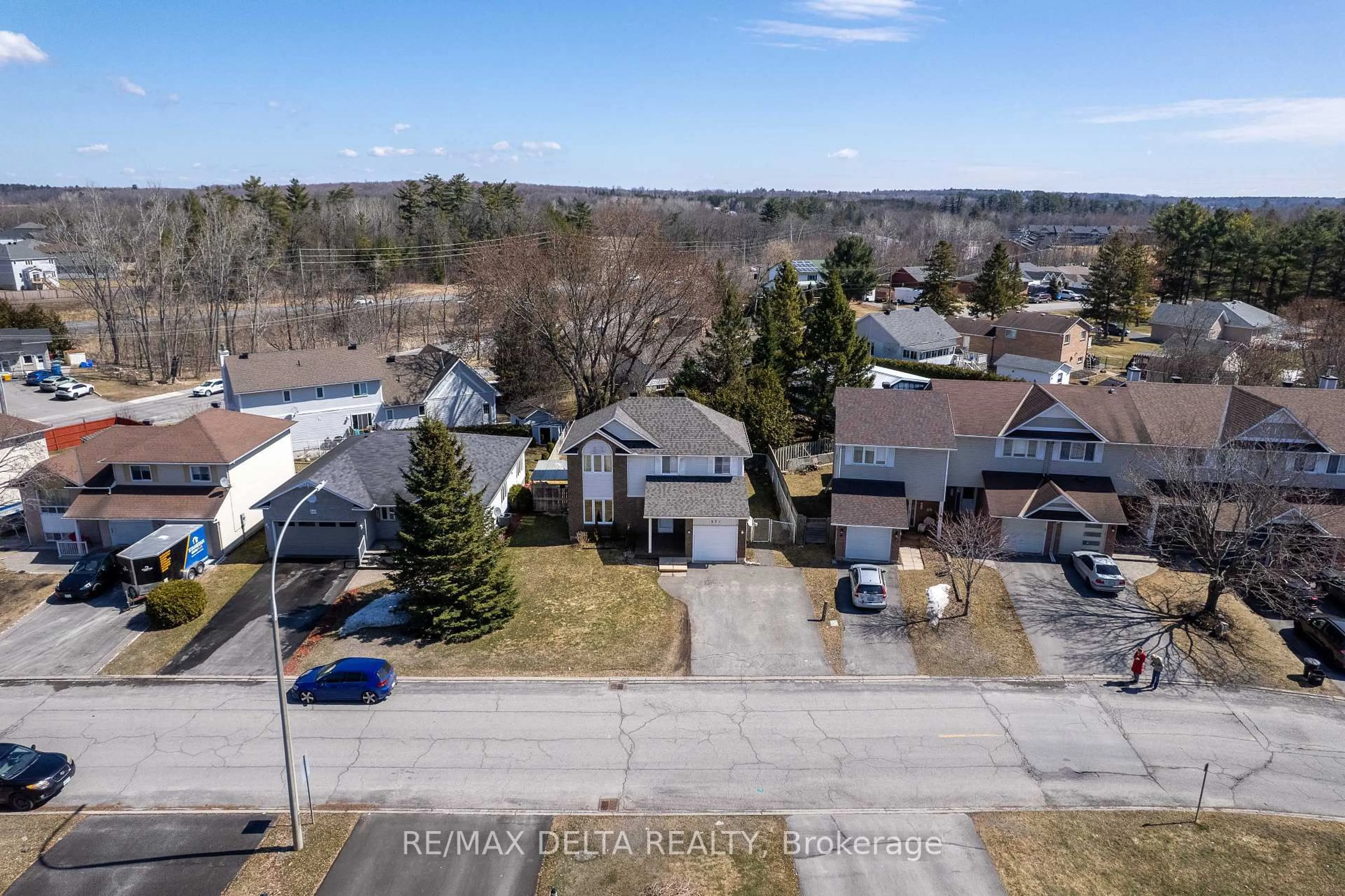 A pic from outside/outdoor area/front of a property/back of a property/a pic from drone, street for 271 Bonavista St, Clarence-Rockland Ontario K4K 1N8