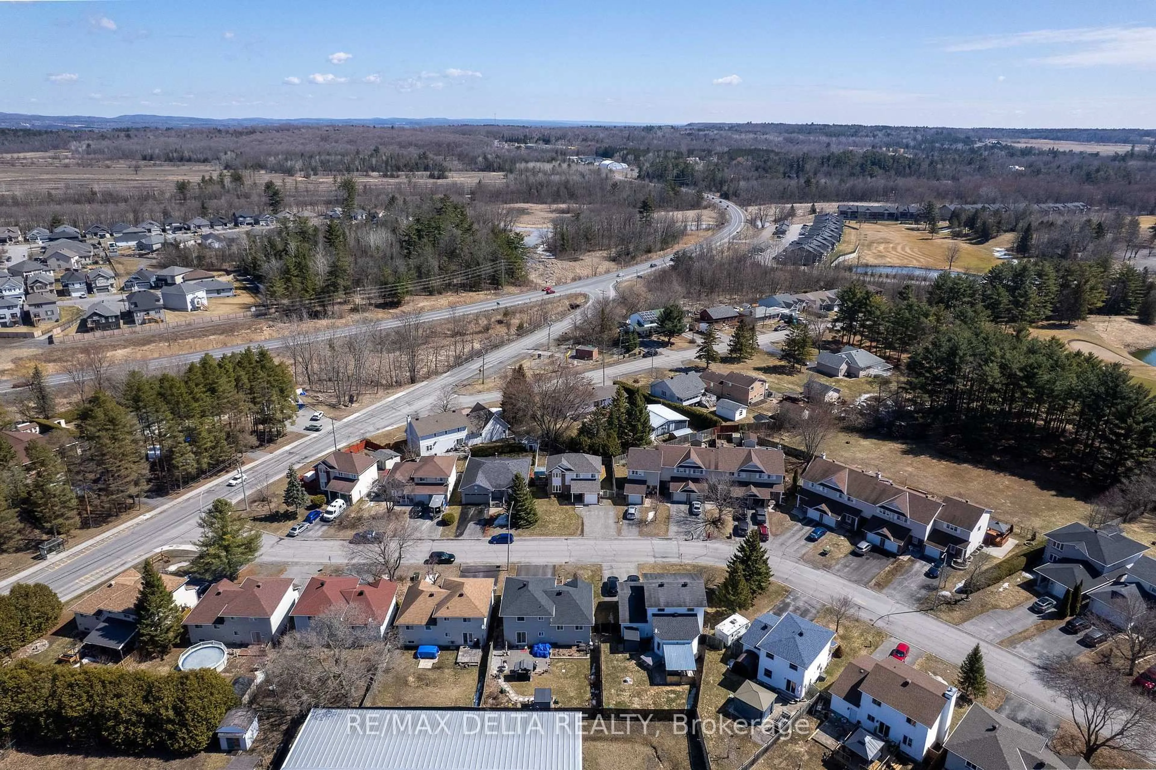 A pic from outside/outdoor area/front of a property/back of a property/a pic from drone, street for 271 Bonavista St, Clarence-Rockland Ontario K4K 1N8