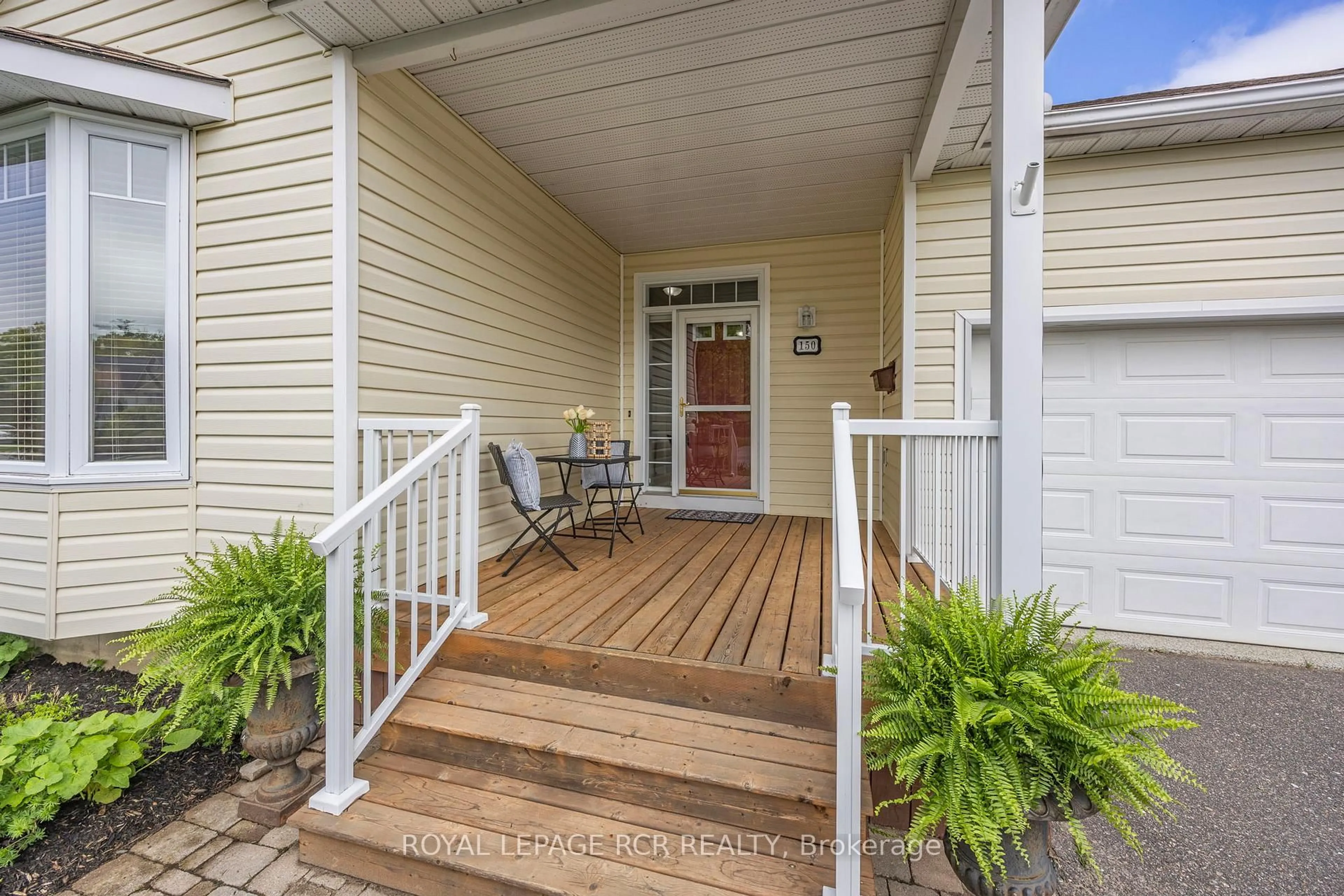 Indoor entryway for 150 Hedgewood Lane, Gravenhurst Ontario P1P 1Z4