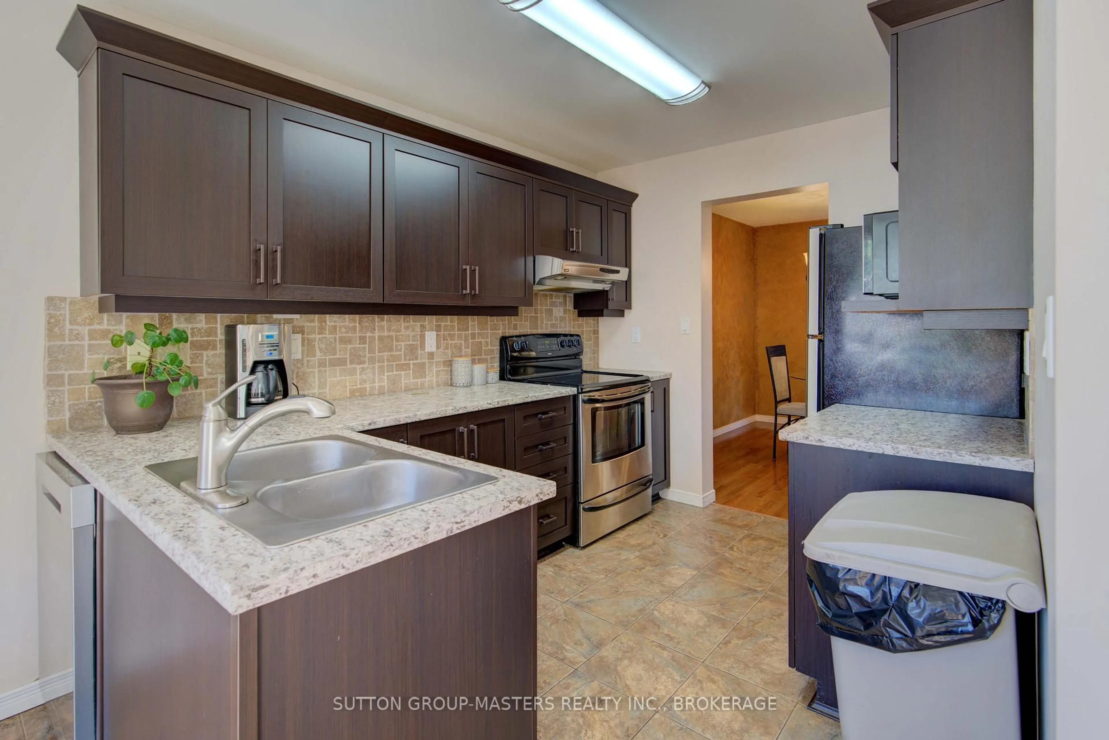 Standard kitchen, ceramic/tile floor for 570 Barnsley Cres, Kingston Ontario K7M 8X3