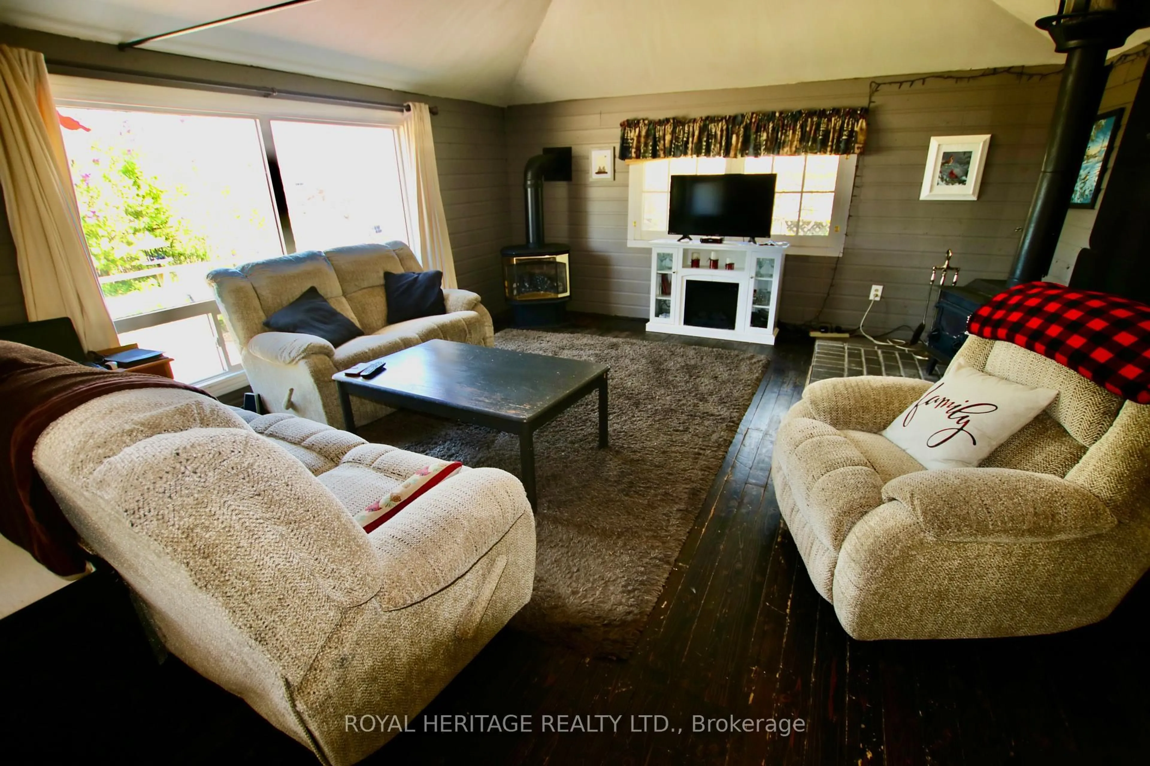Living room with furniture, unknown for 63 Birchcliff Ave, Kawartha Lakes Ontario K0M 1L0