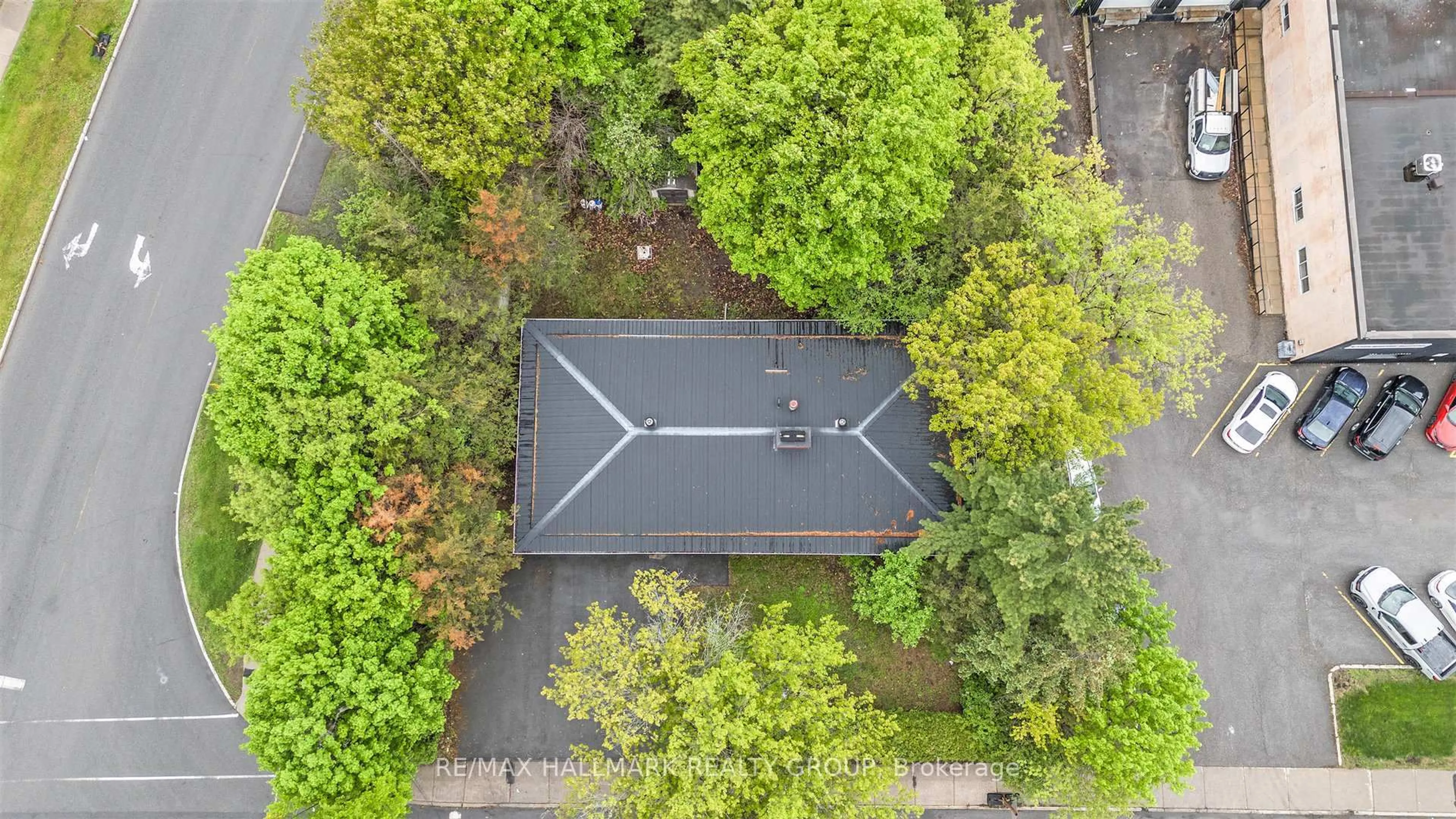 A pic from outside/outdoor area/front of a property/back of a property/a pic from drone, street for 1128 Cummings Ave, Ottawa Ontario K1J 7R8
