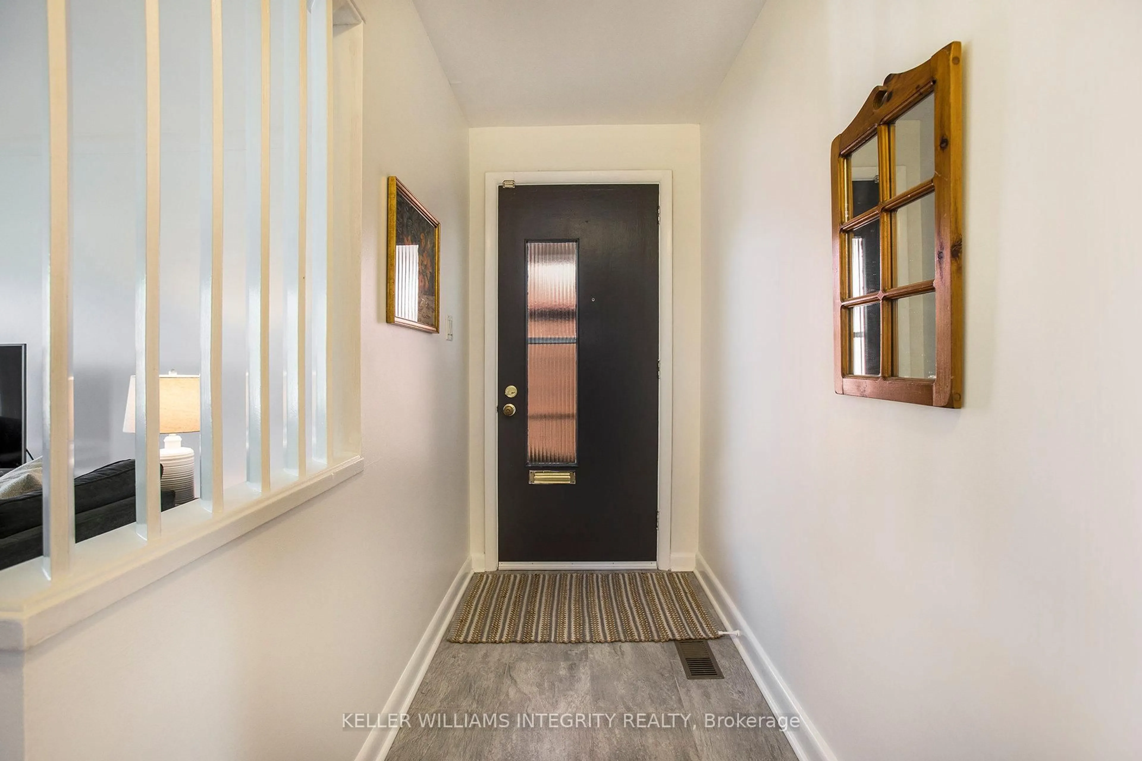 Indoor entryway for 1315 Agincourt Rd, Ottawa Ontario K2C 2J3