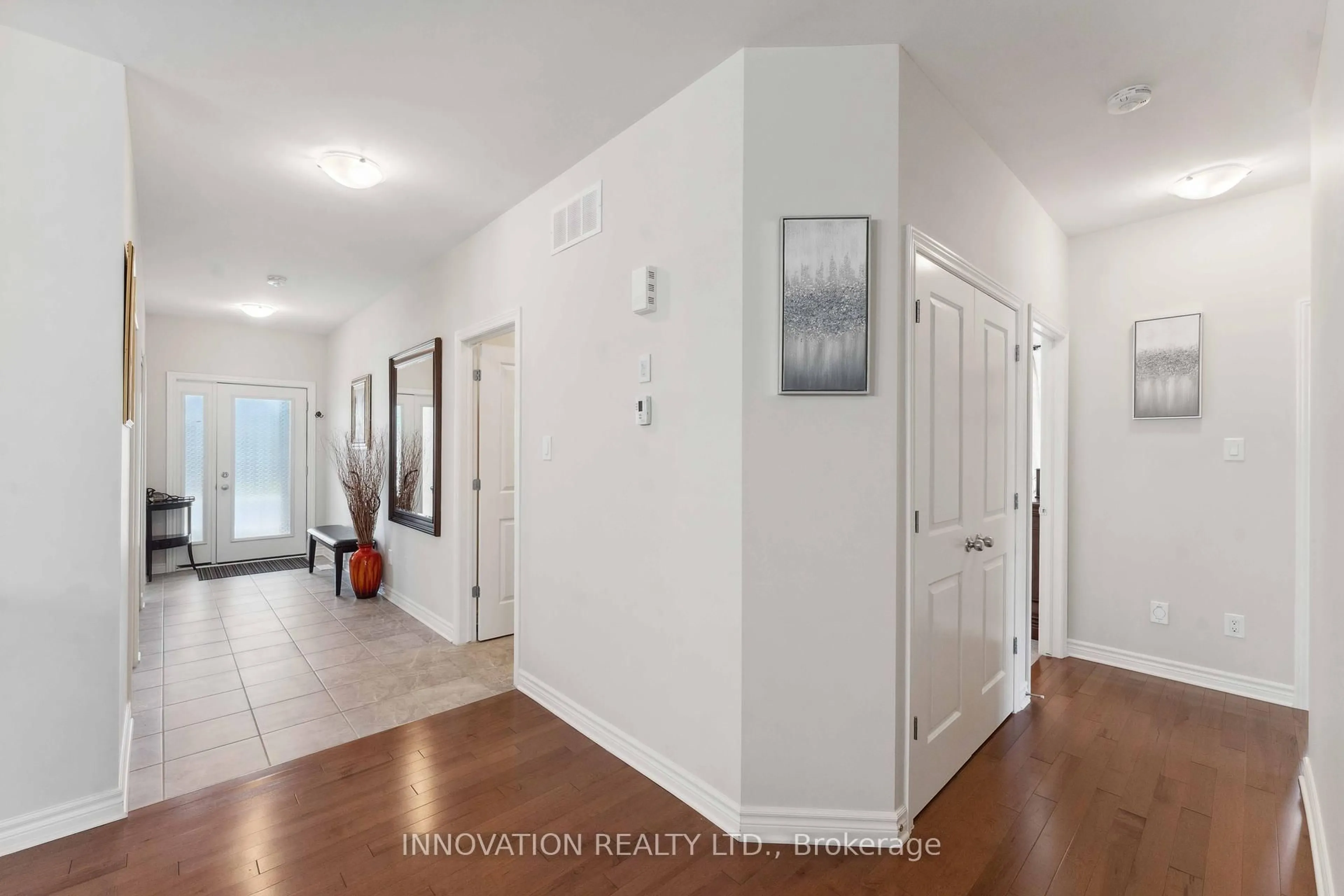 Indoor entryway for 700 Parade Dr, Ottawa Ontario K2S 0Z3