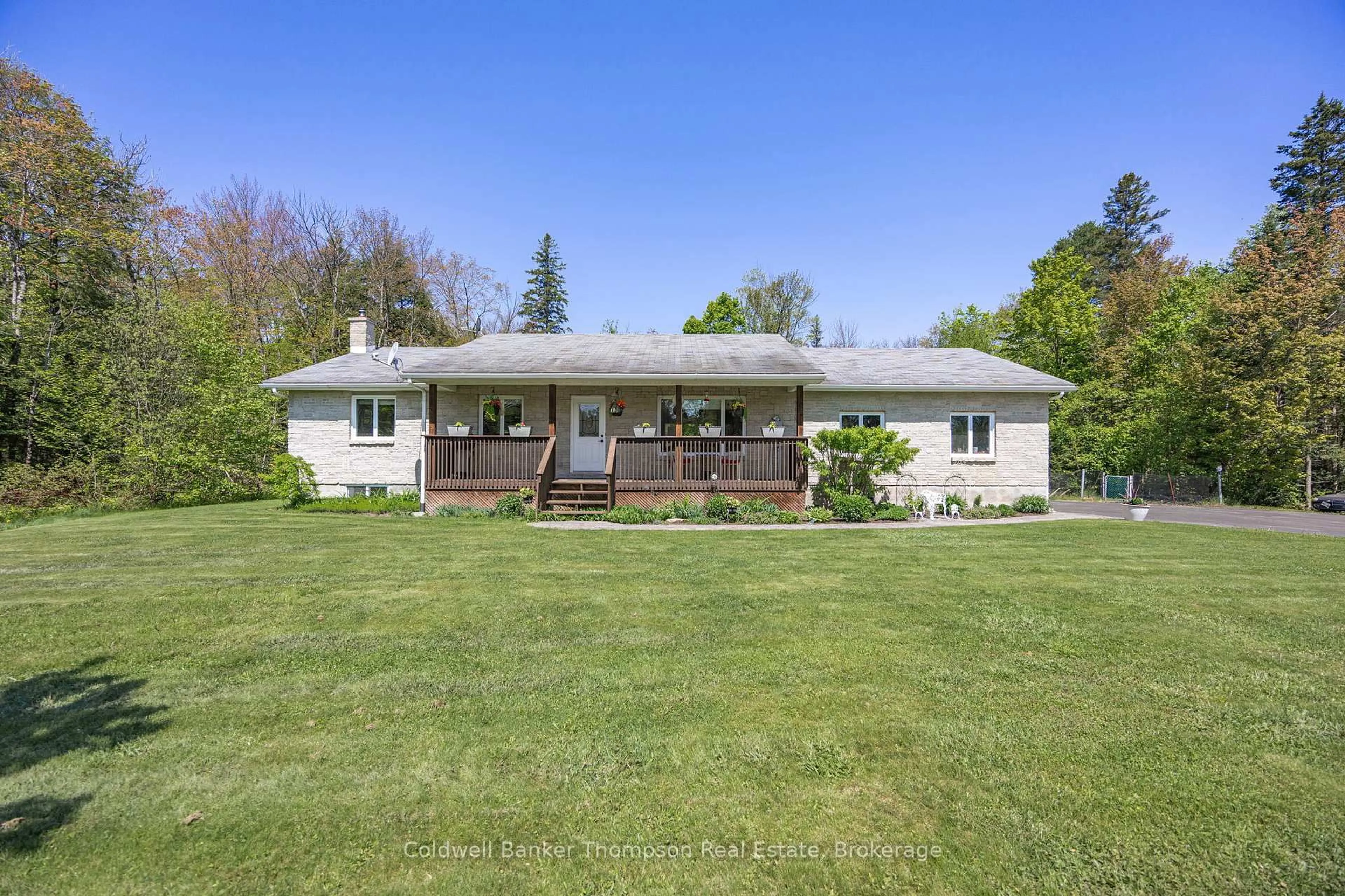 A pic from outside/outdoor area/front of a property/back of a property/a pic from drone, unknown for 1170 Old Muskoka Rd, Huntsville Ontario P0B 1M0