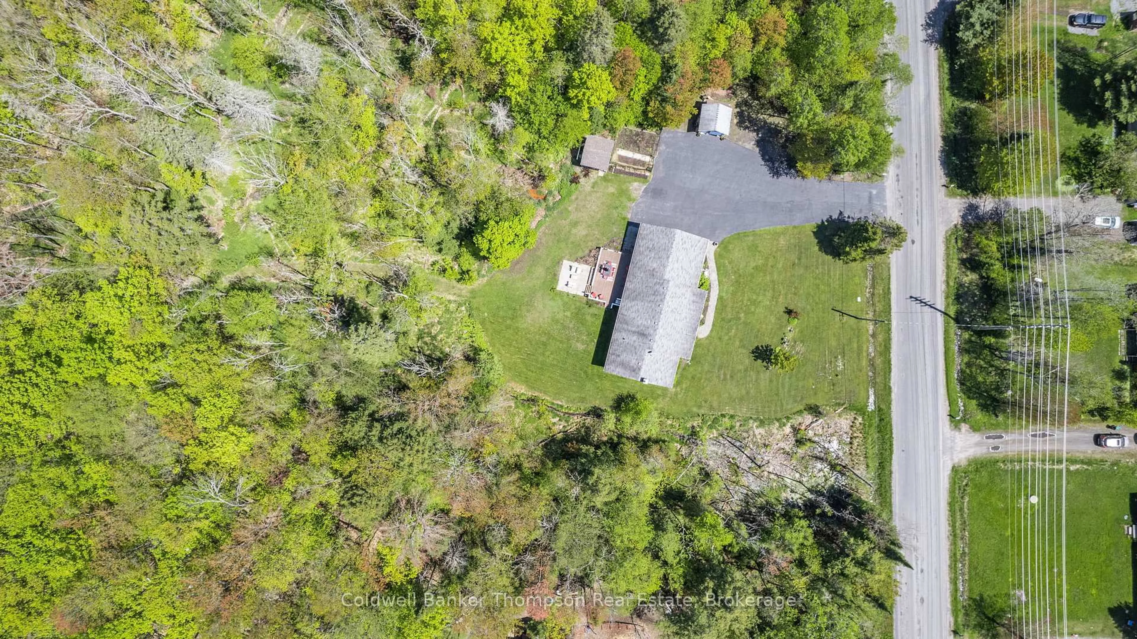 A pic from outside/outdoor area/front of a property/back of a property/a pic from drone, unknown for 1170 Old Muskoka Rd, Huntsville Ontario P0B 1M0