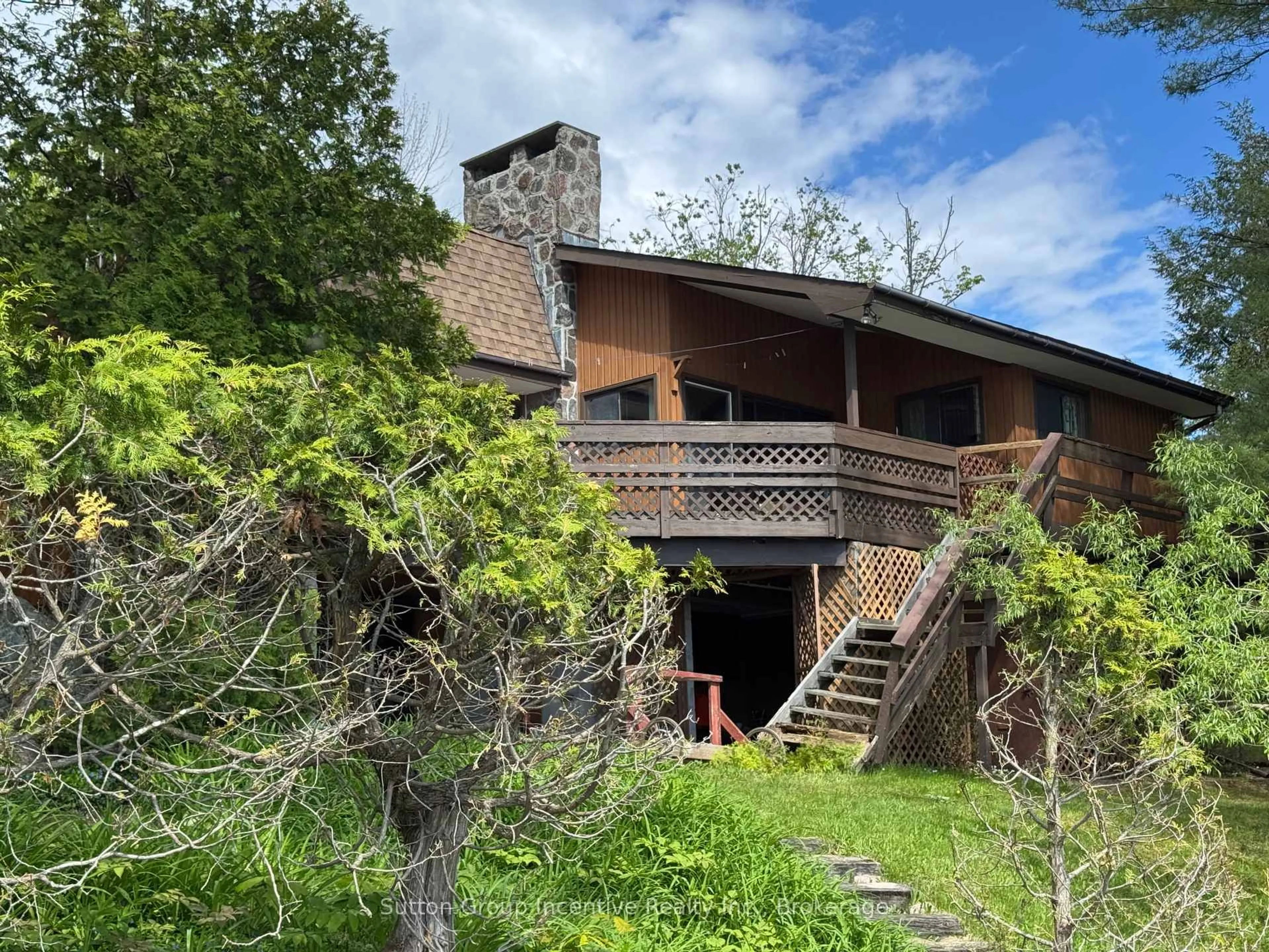 A pic from outside/outdoor area/front of a property/back of a property/a pic from drone, building for 1017 Goldfinch Crt, Gravenhurst Ontario P0E 1G0