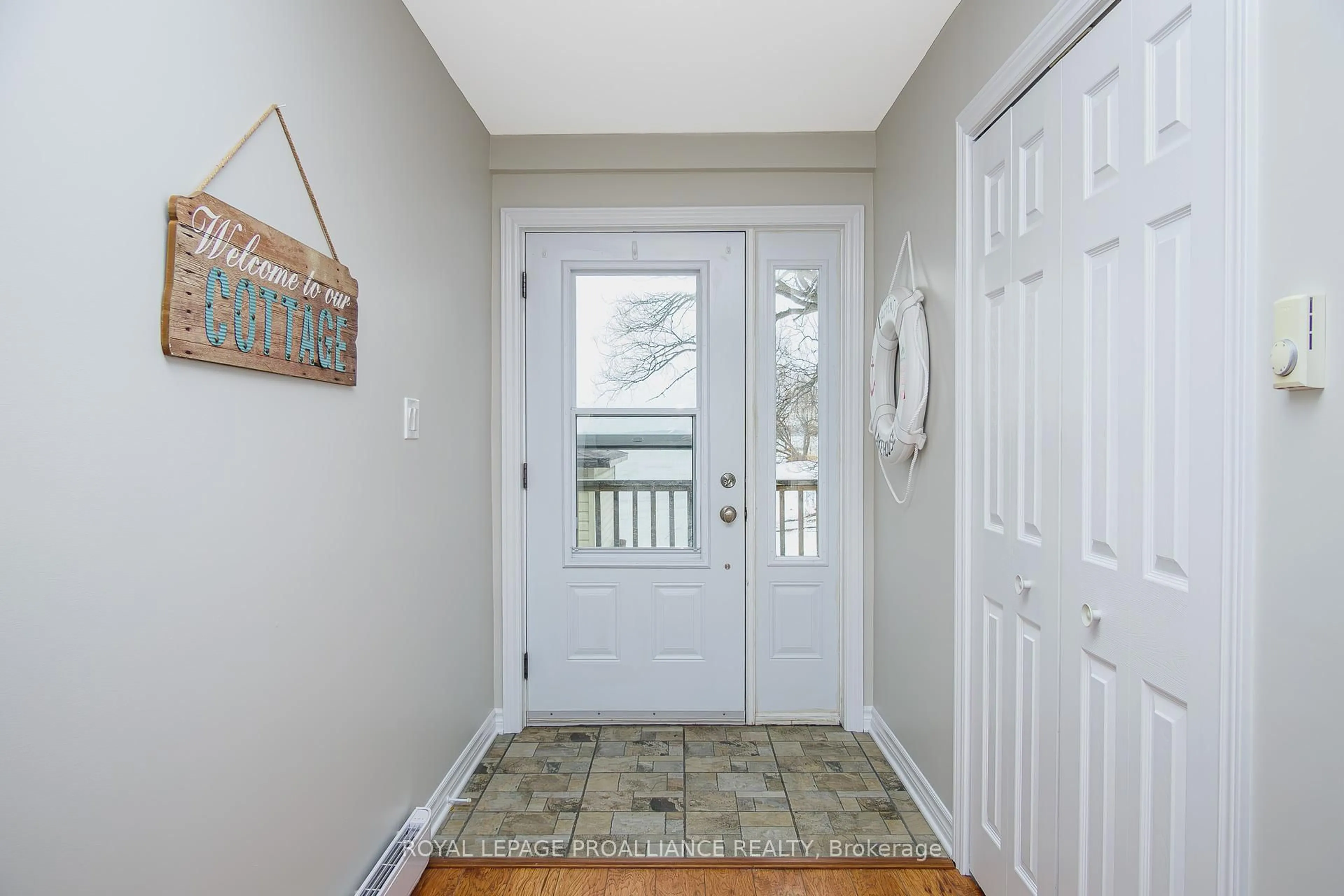 Indoor entryway for 541G South Shore Rd, Napanee Ontario K7R 3K7