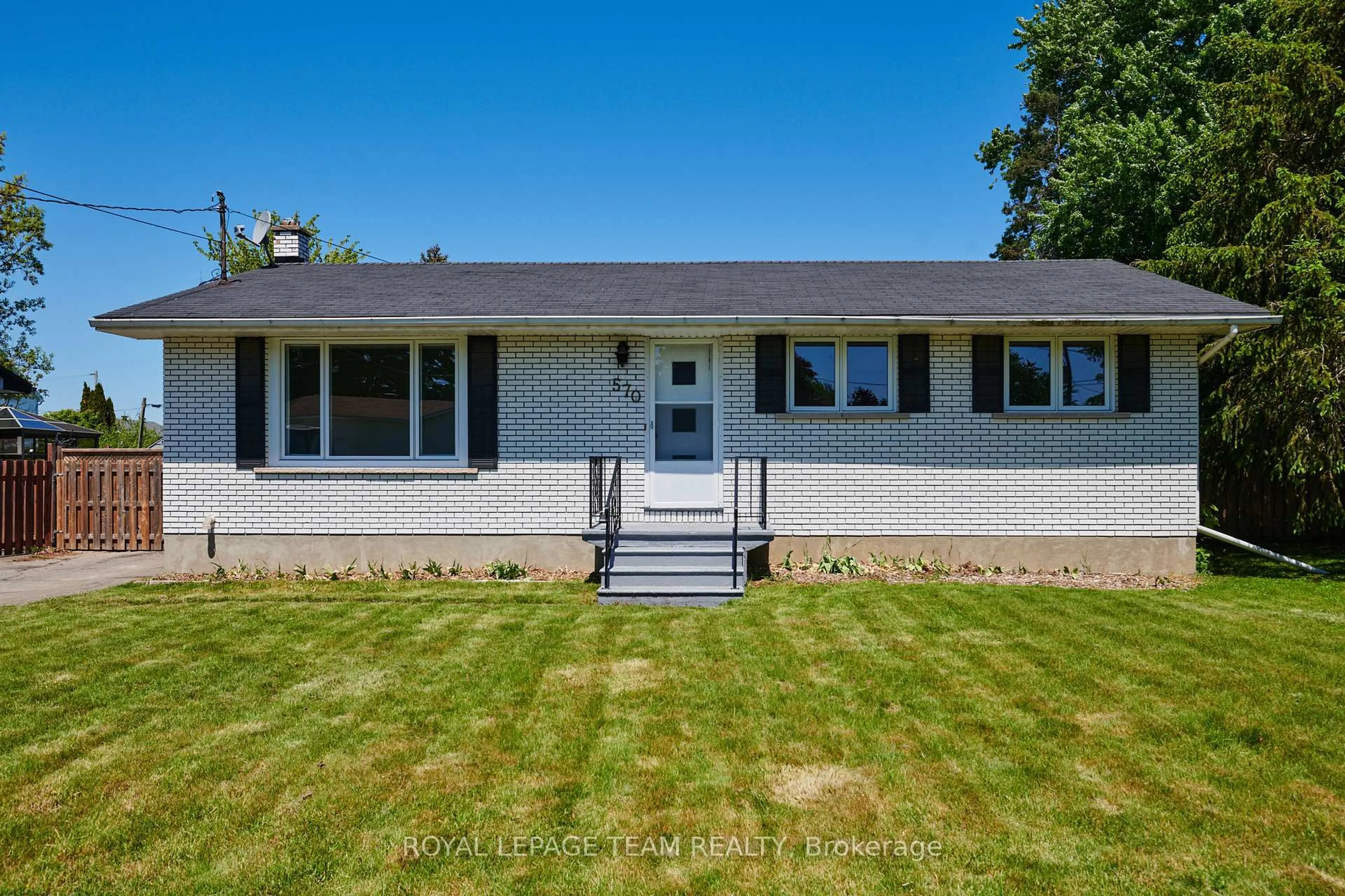 Home with vinyl exterior material, street for 570 Dufferin St, North Dundas Ontario K0C 2K0
