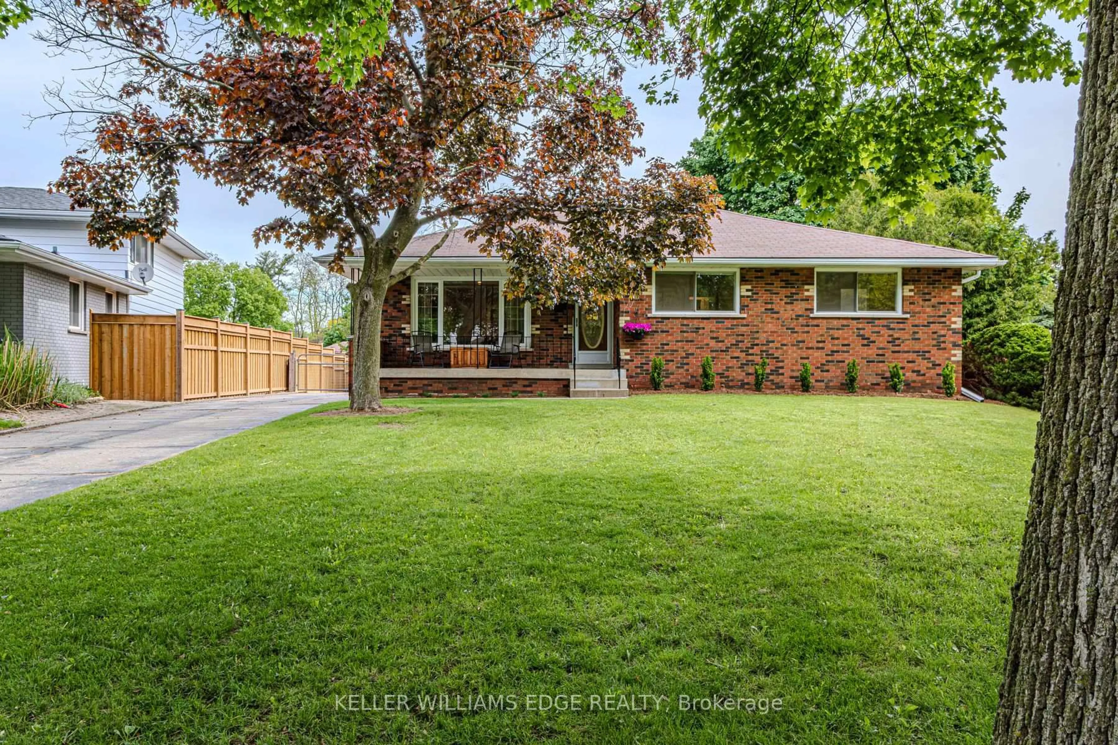 Home with brick exterior material, street for 8 Robroy Crt, Brantford Ontario N3R 3E3