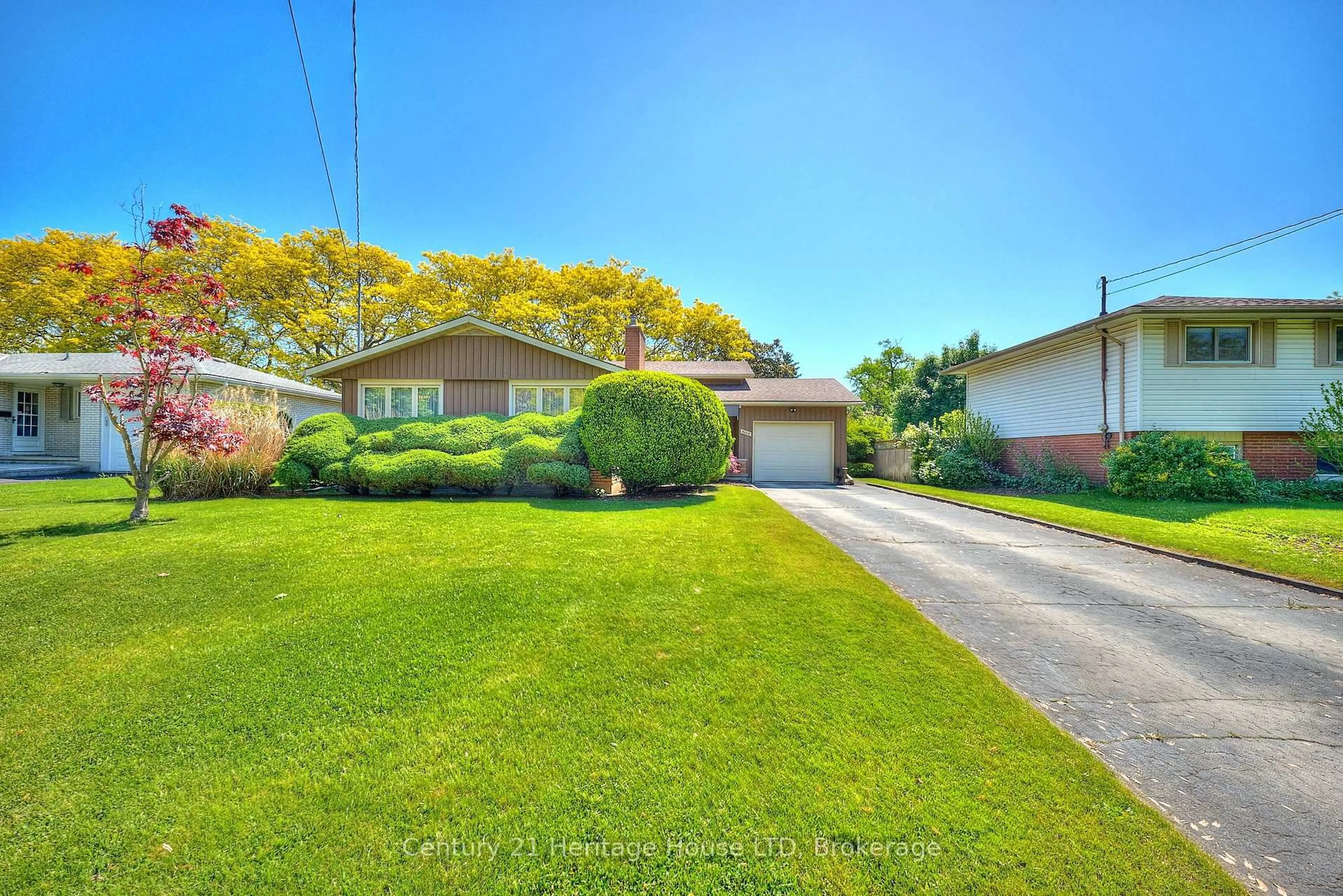 A pic from outside/outdoor area/front of a property/back of a property/a pic from drone, street for 4668 Pinedale Dr, Niagara Falls Ontario L2E 6M8
