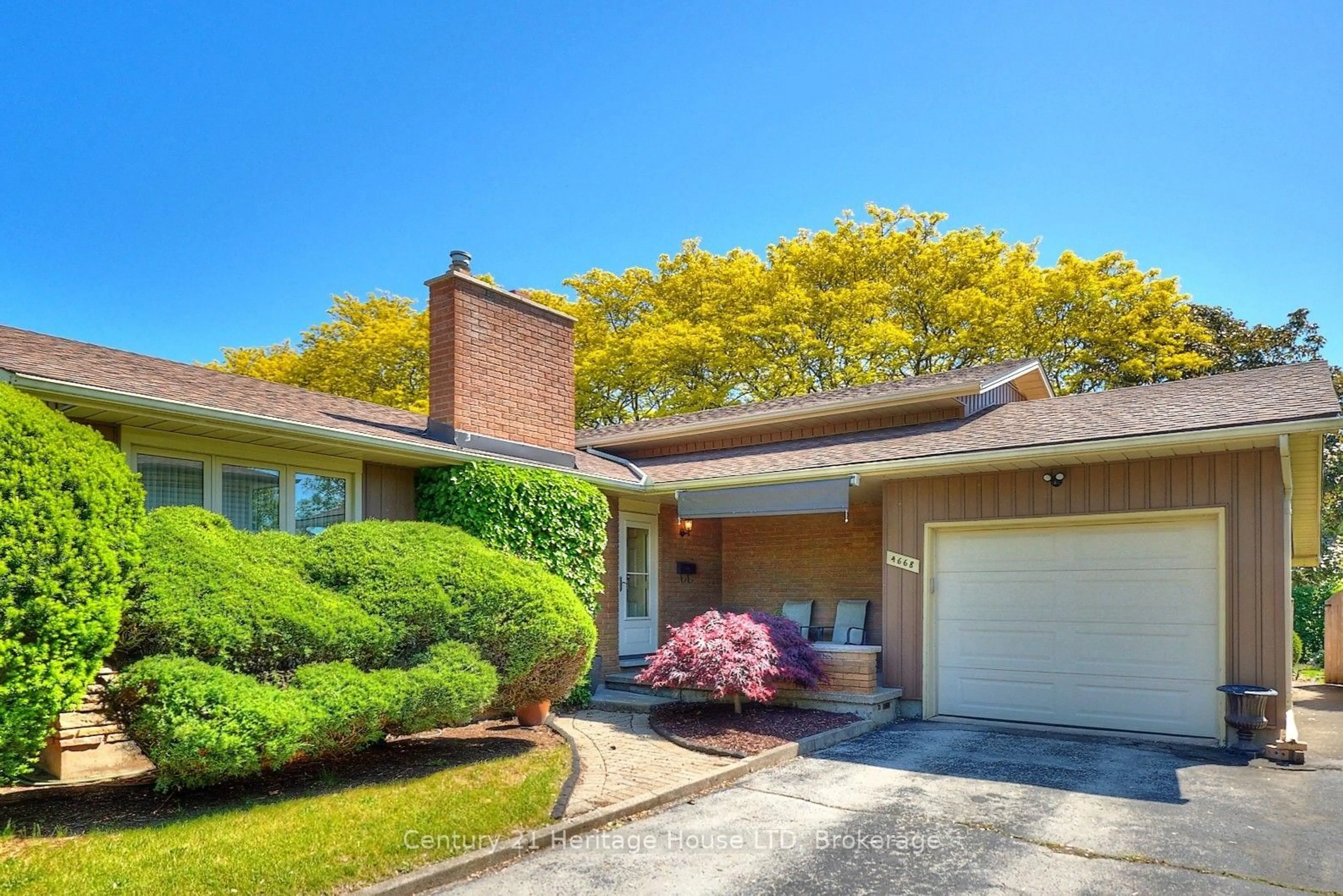 Home with brick exterior material, street for 4668 Pinedale Dr, Niagara Falls Ontario L2E 6M8
