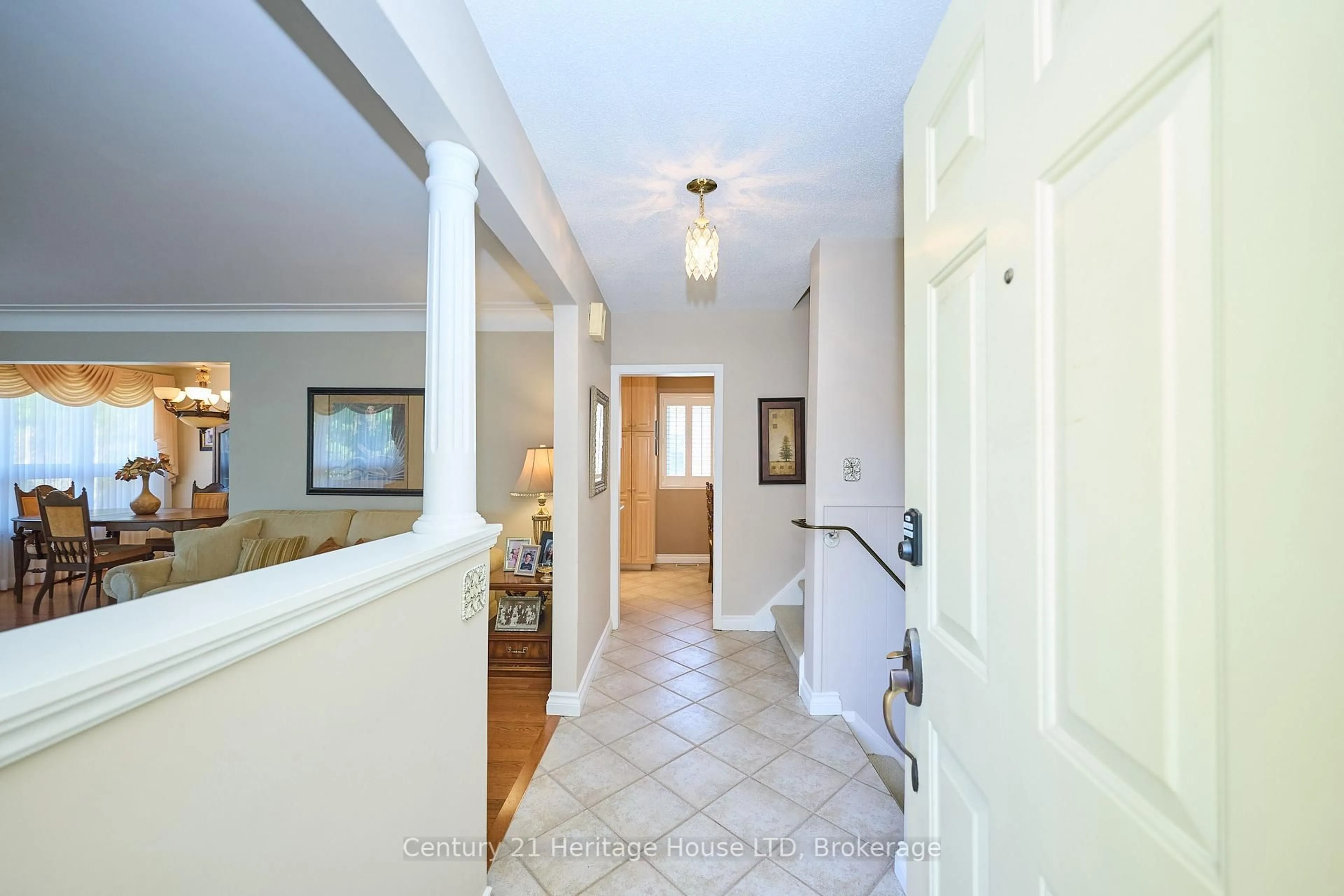 Indoor entryway for 4668 Pinedale Dr, Niagara Falls Ontario L2E 6M8