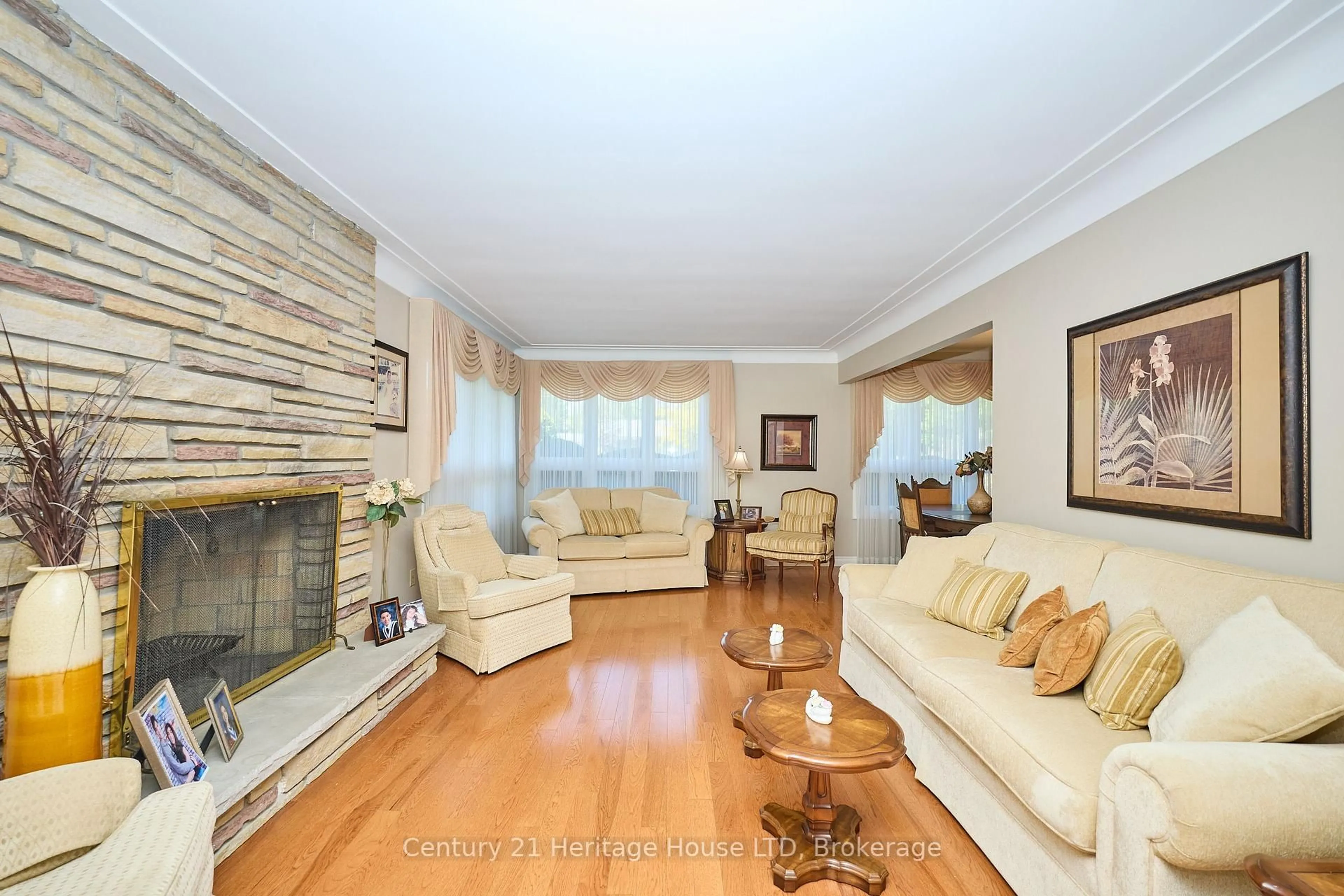 Living room with furniture, wood/laminate floor for 4668 Pinedale Dr, Niagara Falls Ontario L2E 6M8