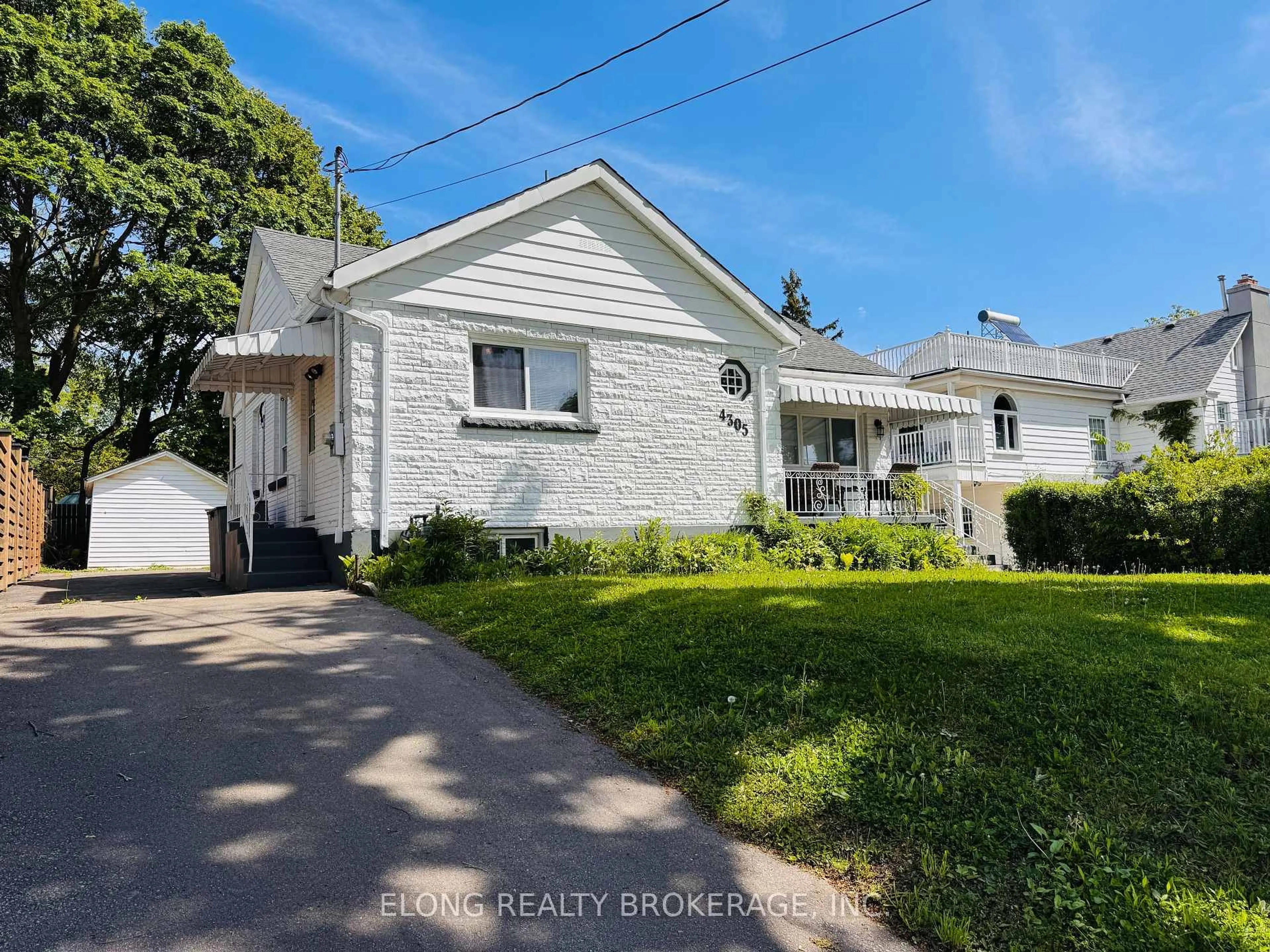 A pic from outside/outdoor area/front of a property/back of a property/a pic from drone, street for 4305 Bampfield St, Niagara Falls Ontario L2E 1G7