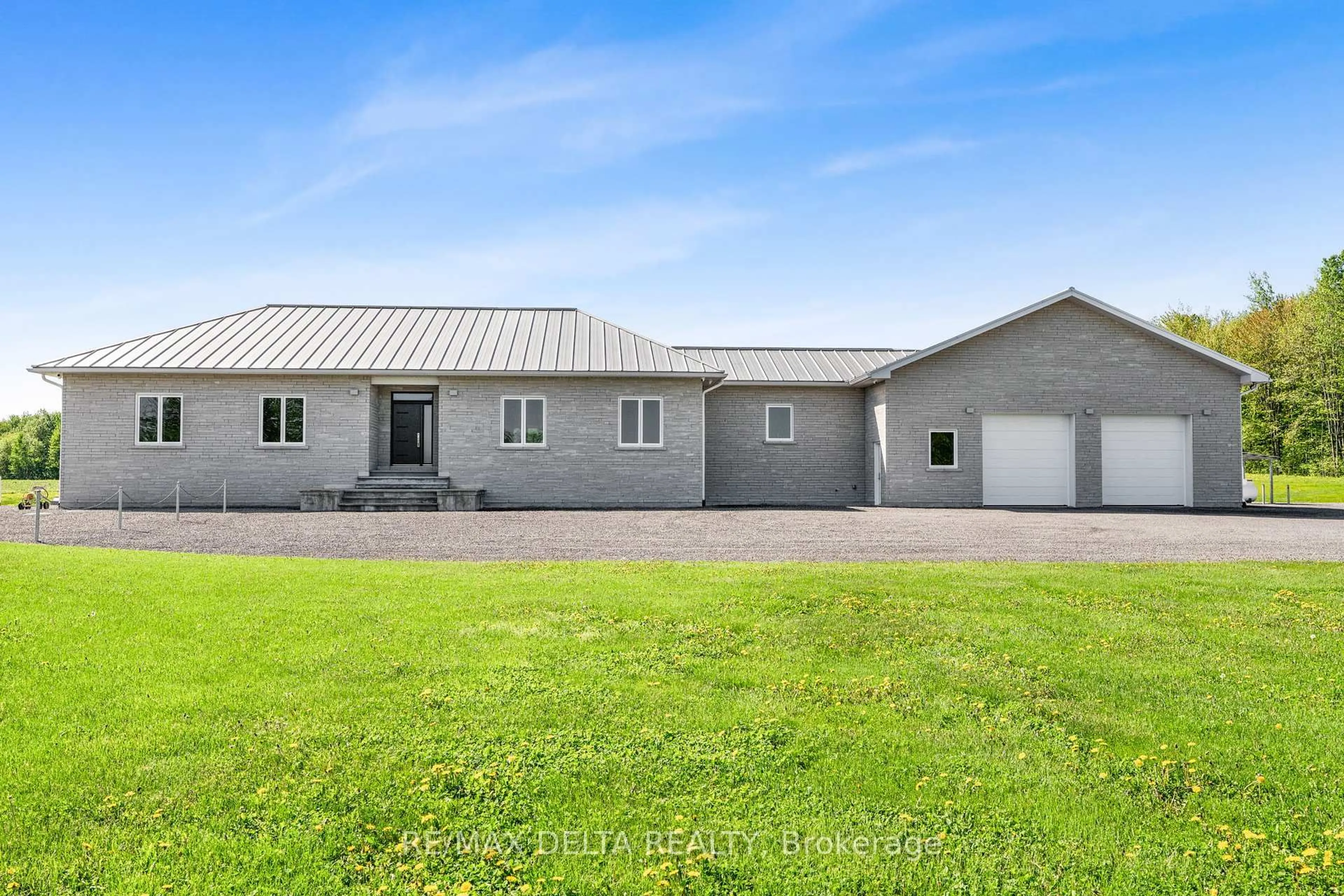 A pic from outside/outdoor area/front of a property/back of a property/a pic from drone, building for 2030 Labonté St, Clarence-Rockland Ontario K0A 1N0